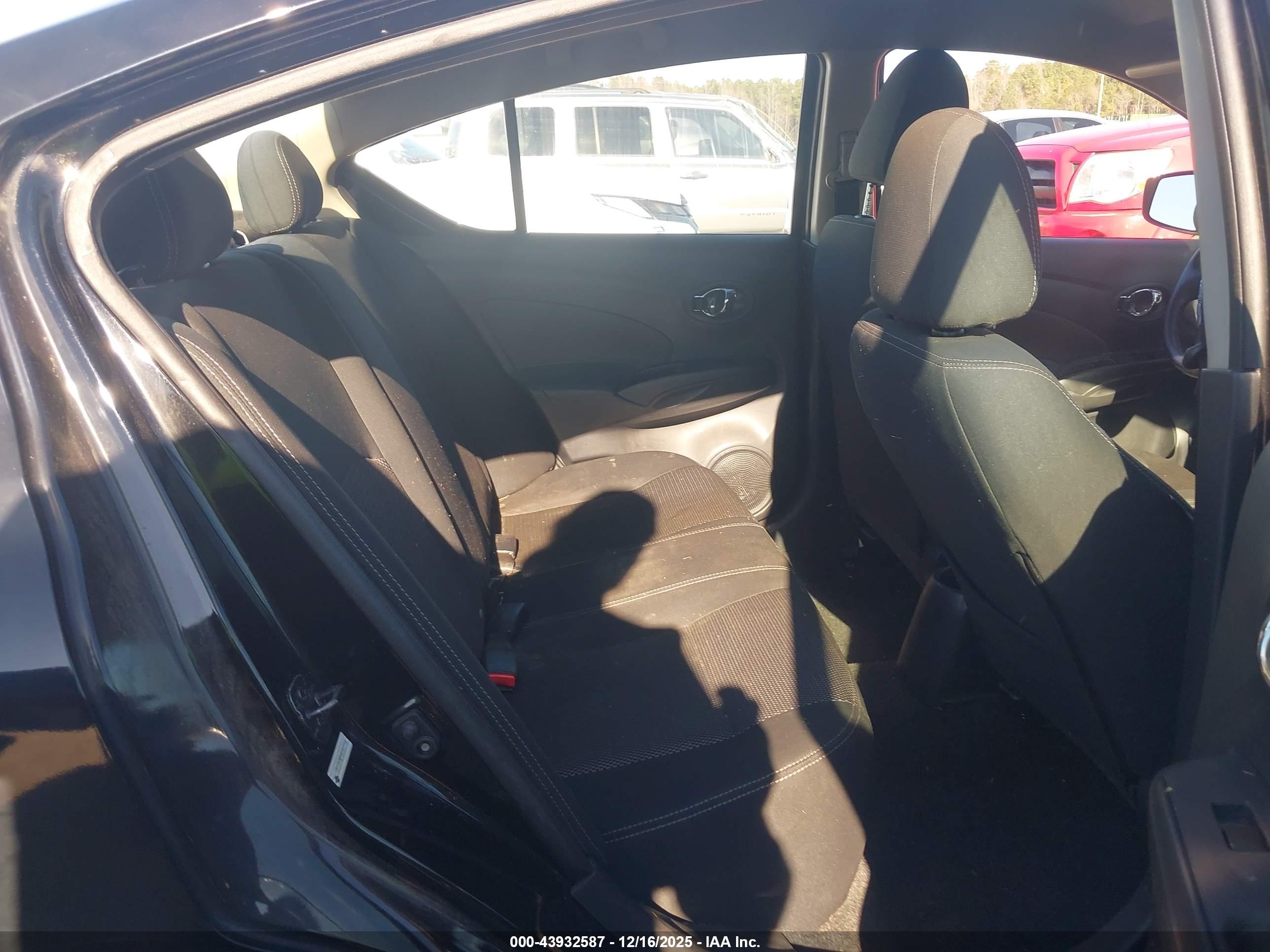 NISSAN VERSA image 8