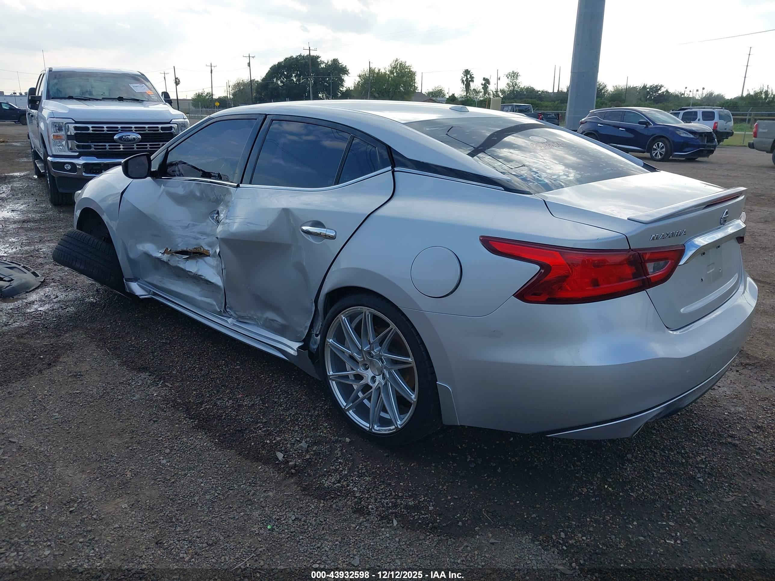 NISSAN MAXIMA image 3