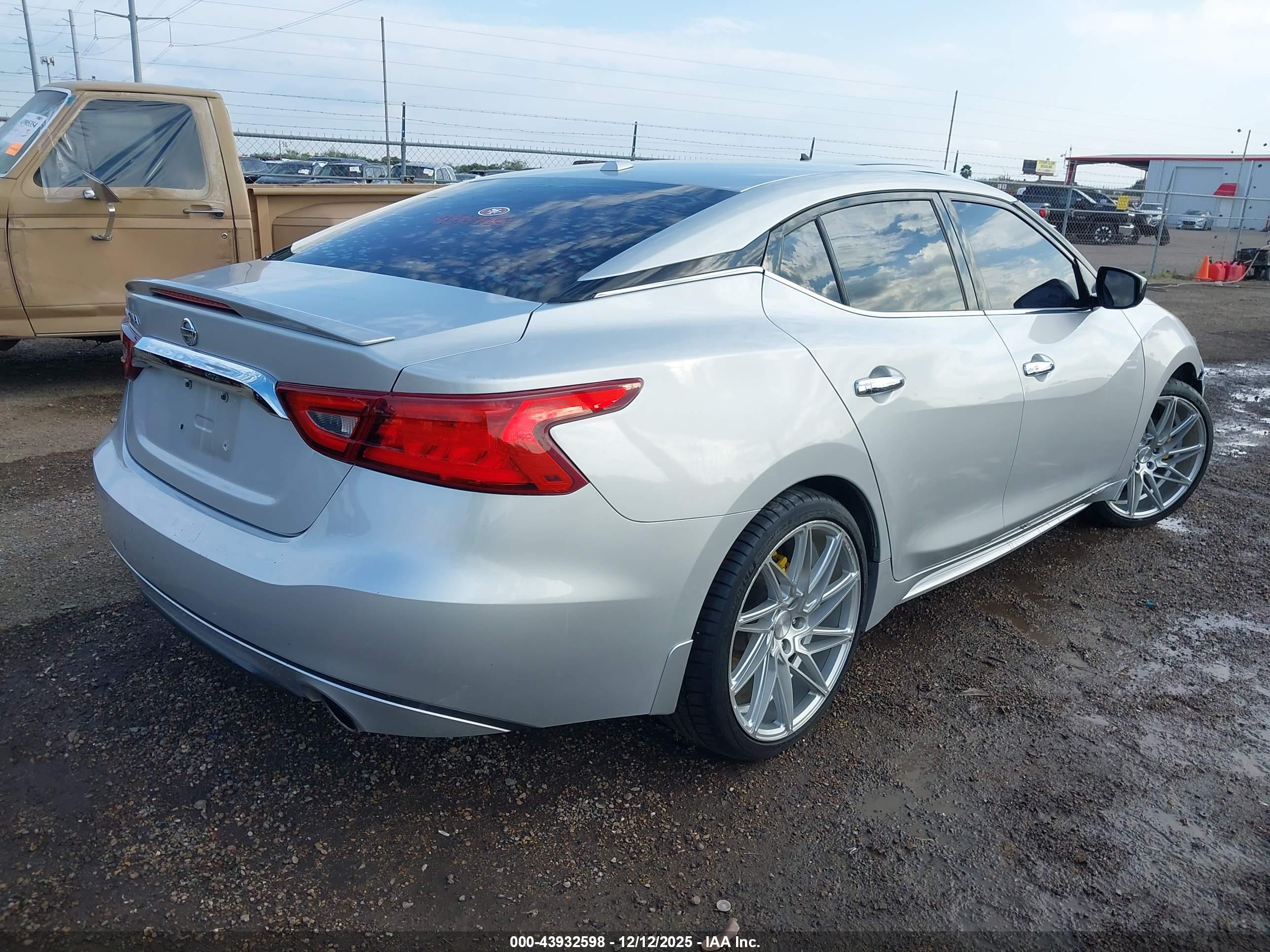 NISSAN MAXIMA image 4