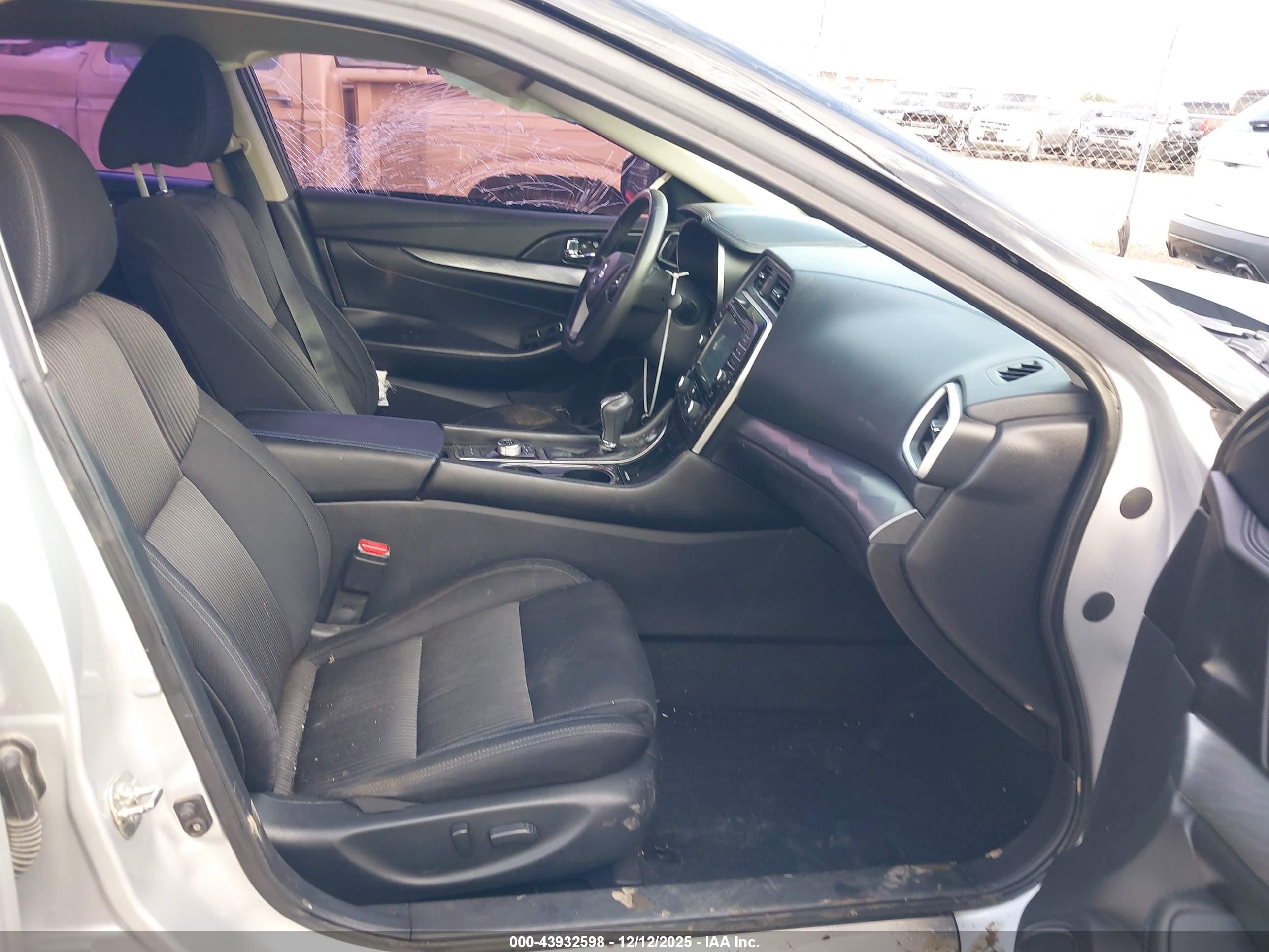 NISSAN MAXIMA image 5