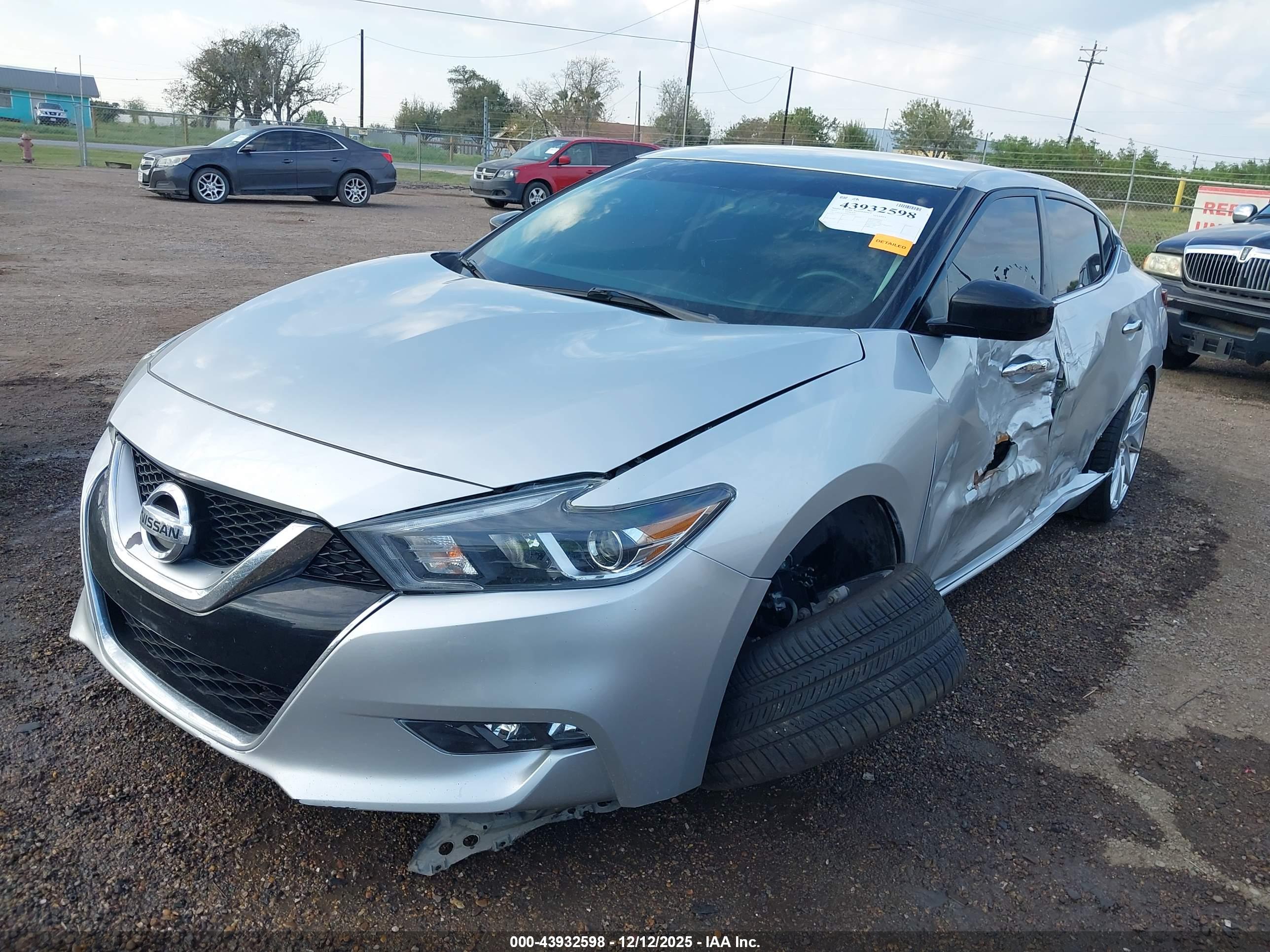 NISSAN MAXIMA image 6