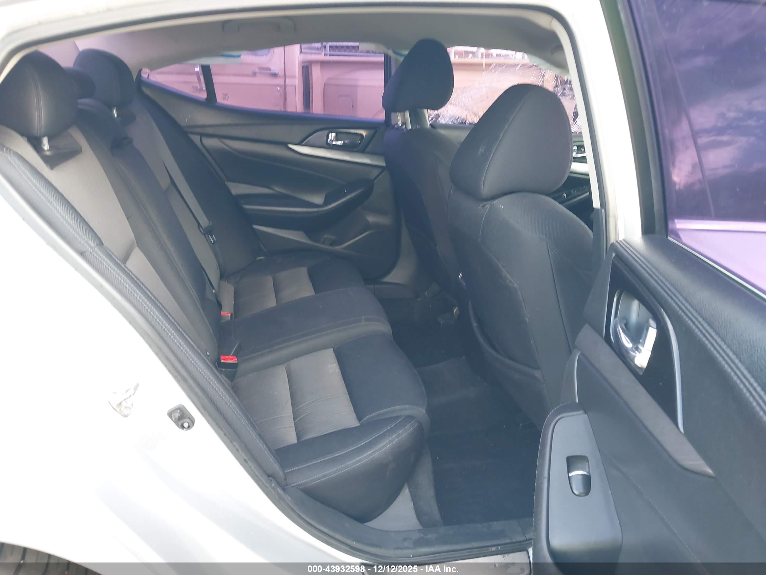 NISSAN MAXIMA image 8