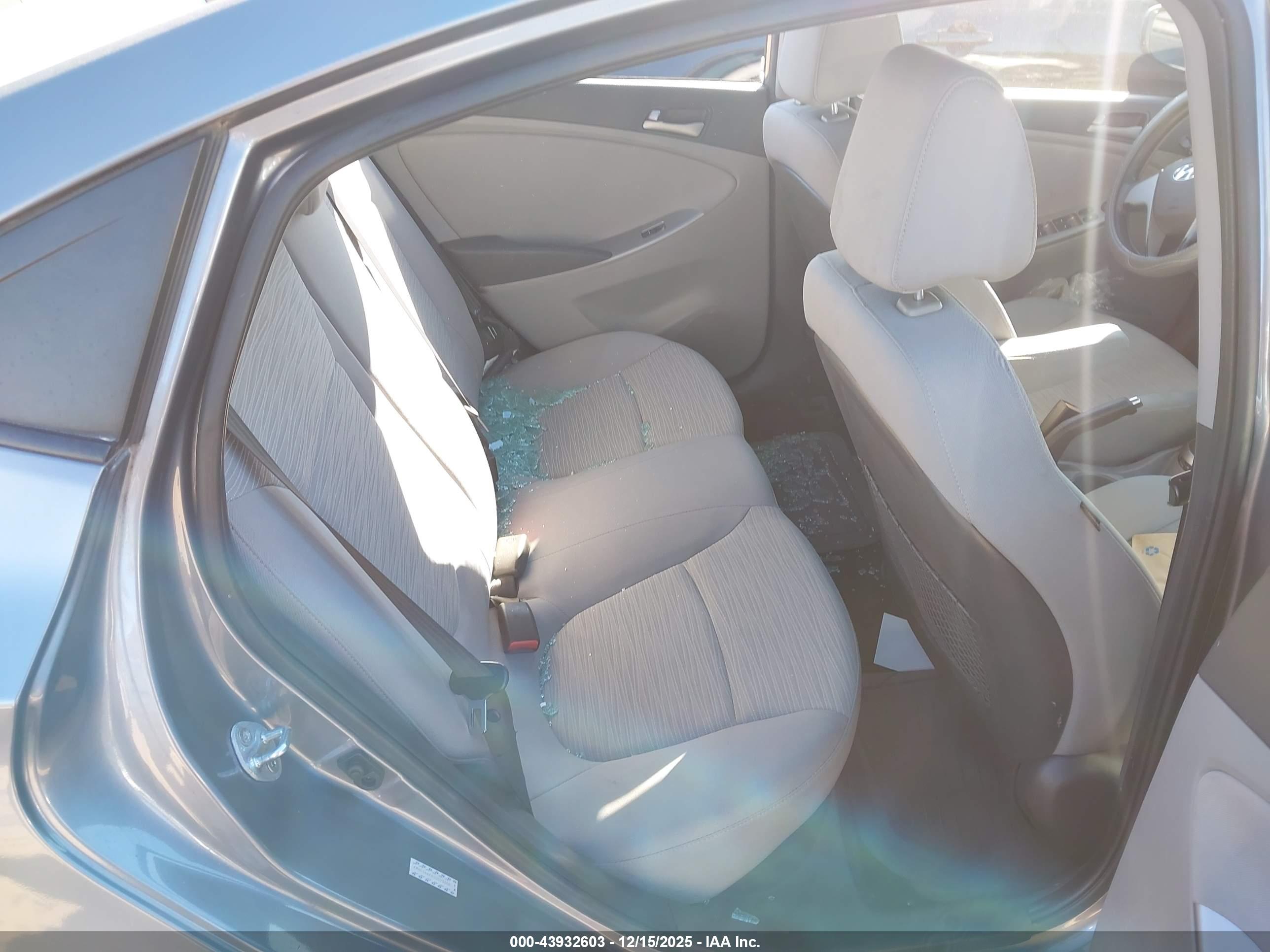 HYUNDAI ACCENT image 8