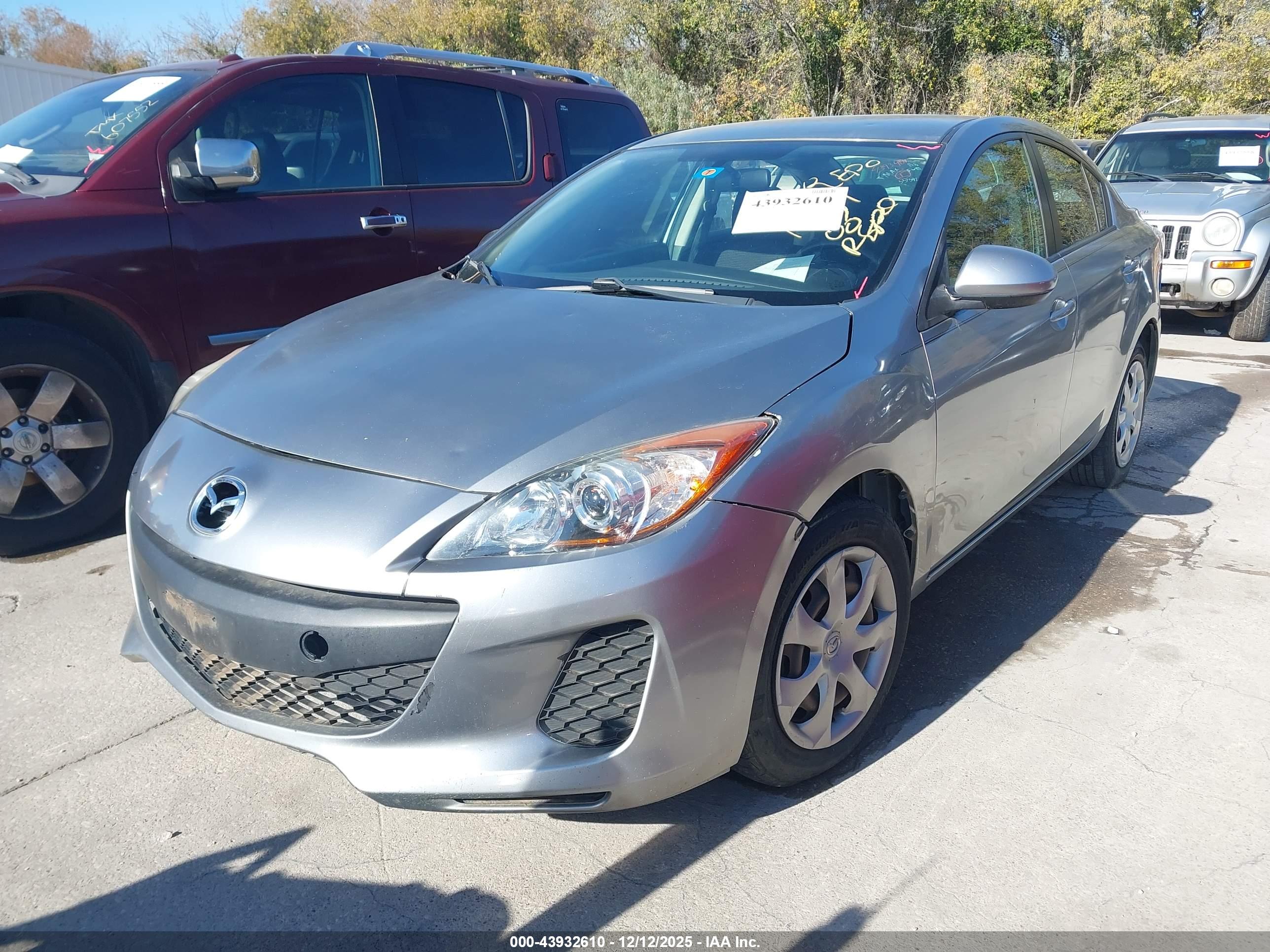 MAZDA MAZDA3 image 2