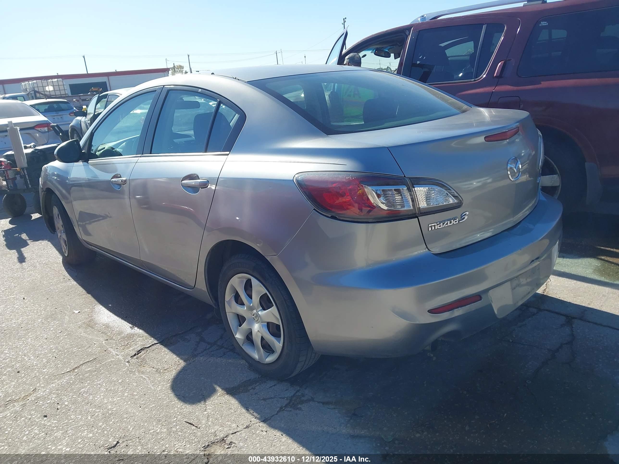 MAZDA MAZDA3 image 3