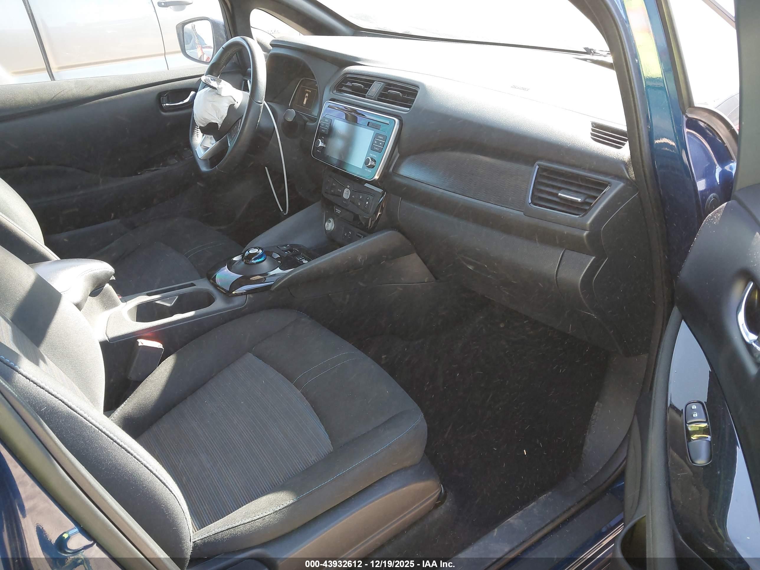 NISSAN LEAF image 5