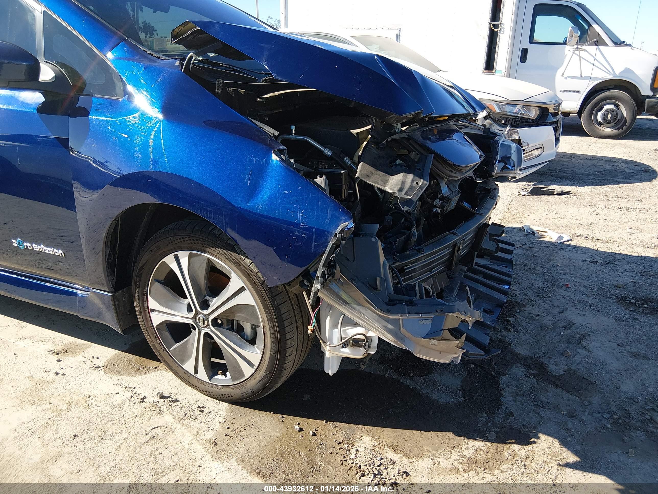 NISSAN LEAF image 6