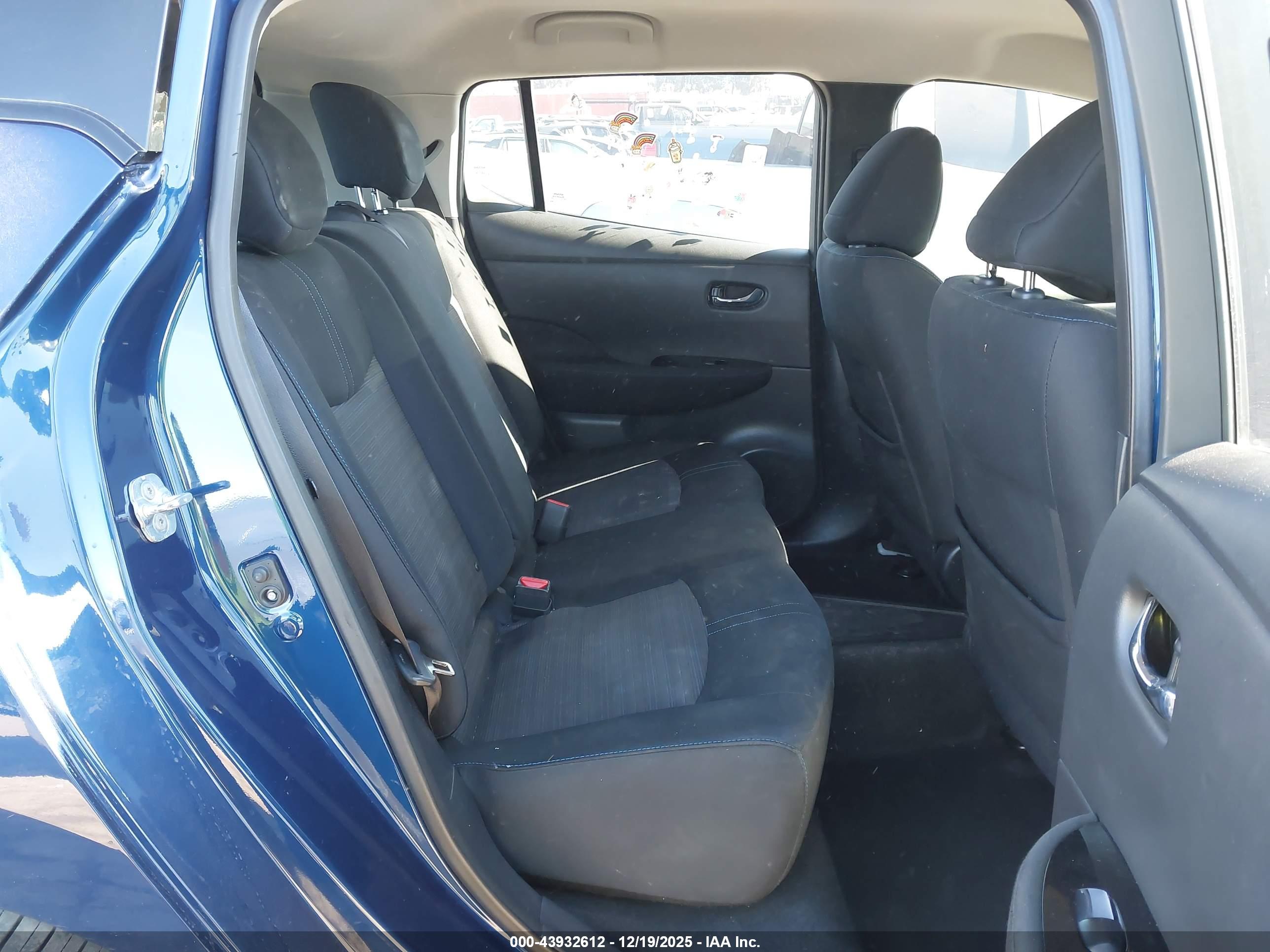 NISSAN LEAF image 8