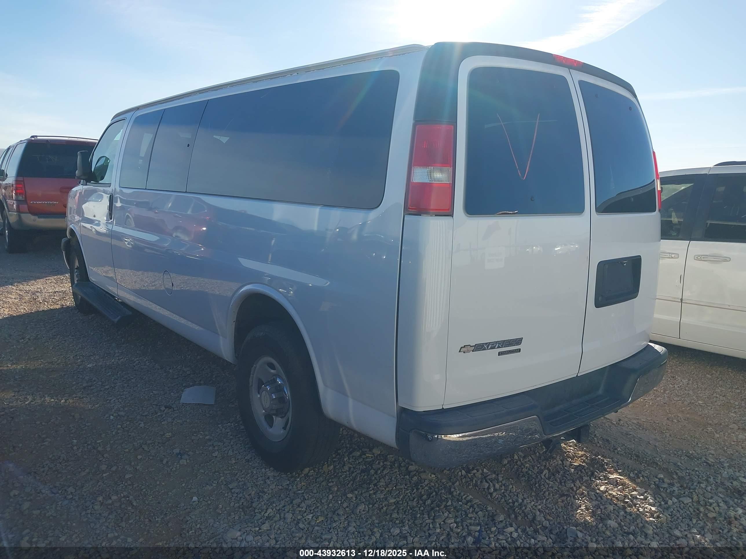 CHEVROLET EXPRESS image 3