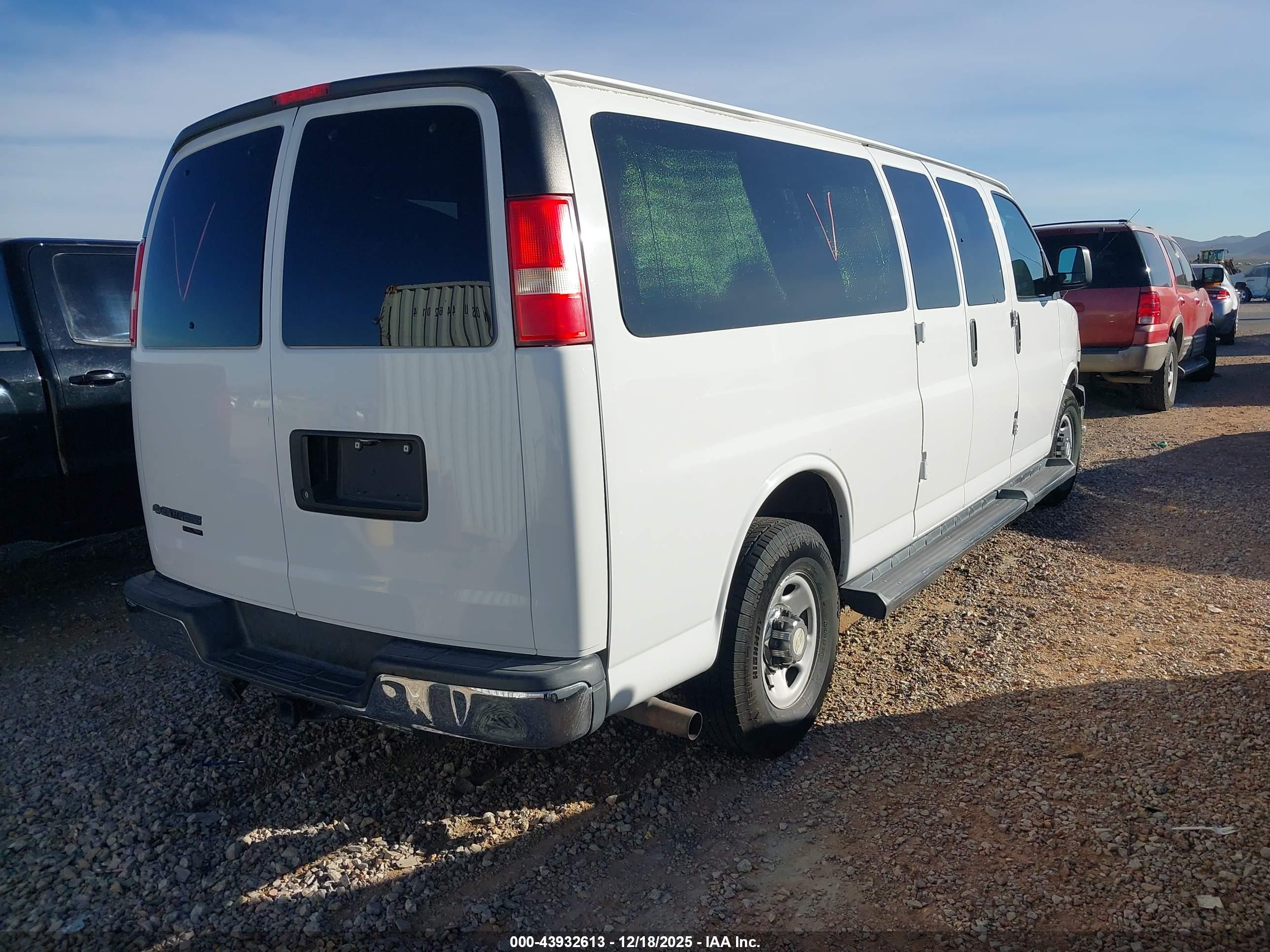 CHEVROLET EXPRESS image 4