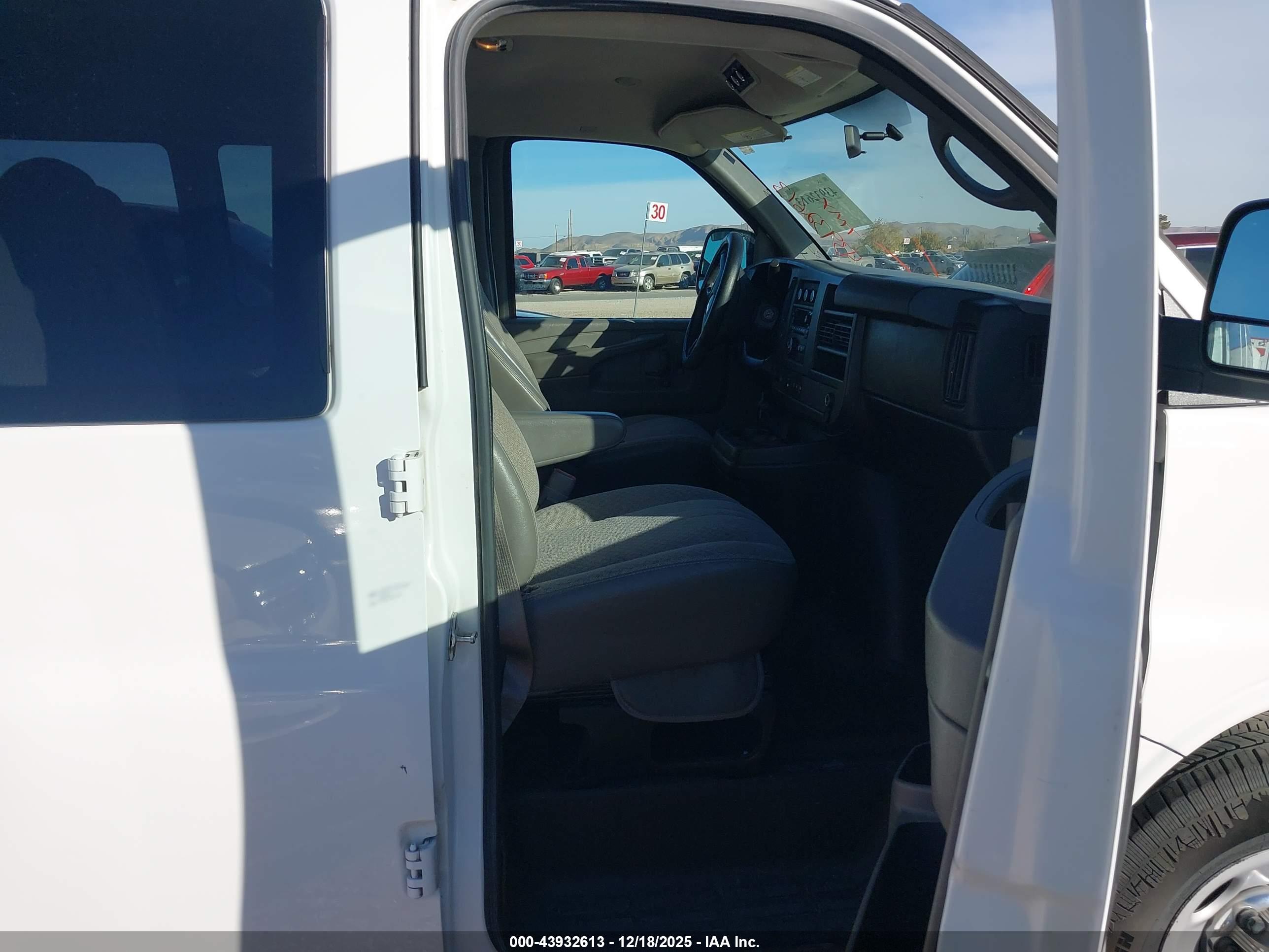 CHEVROLET EXPRESS image 5