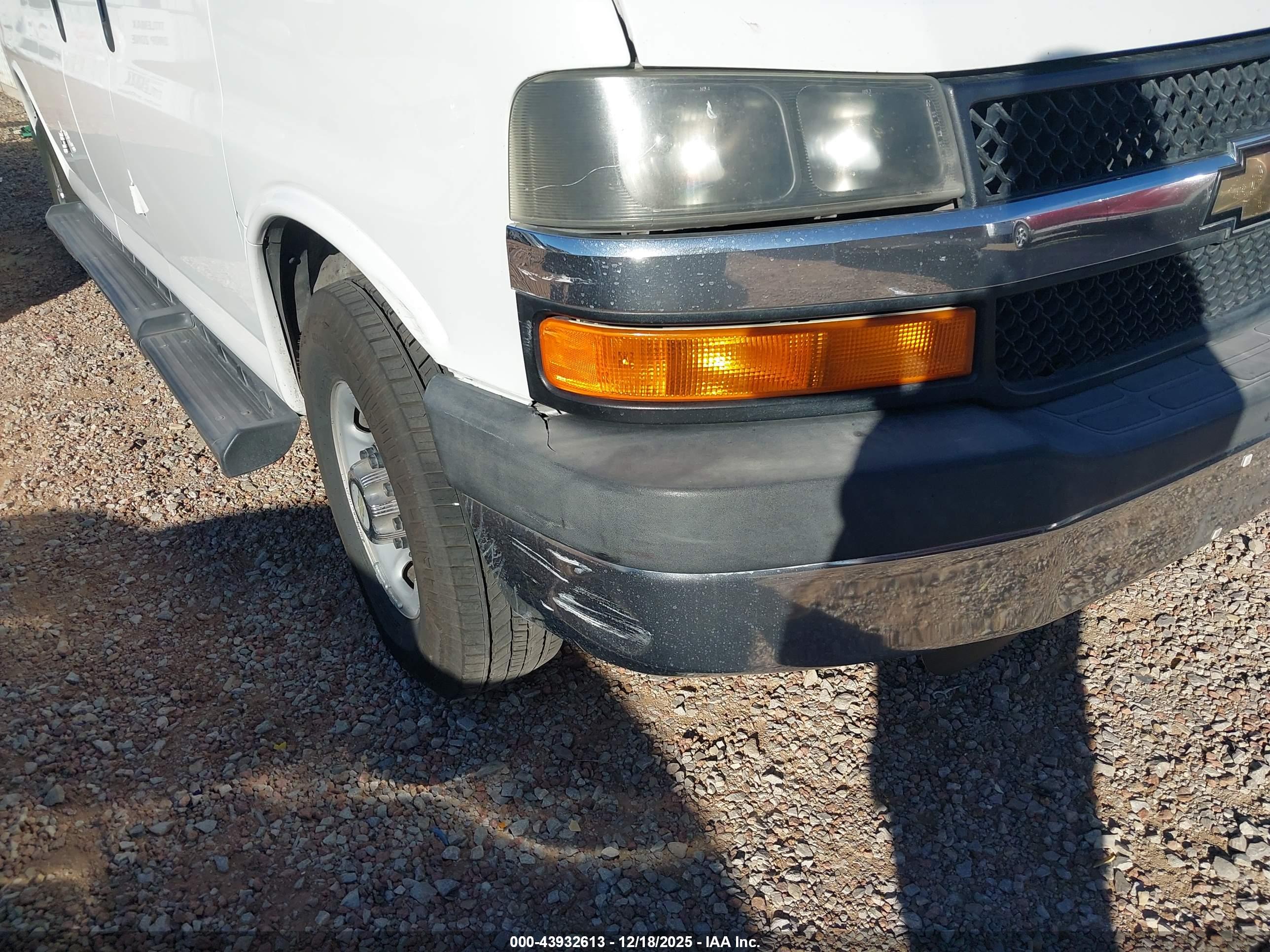 CHEVROLET EXPRESS image 6