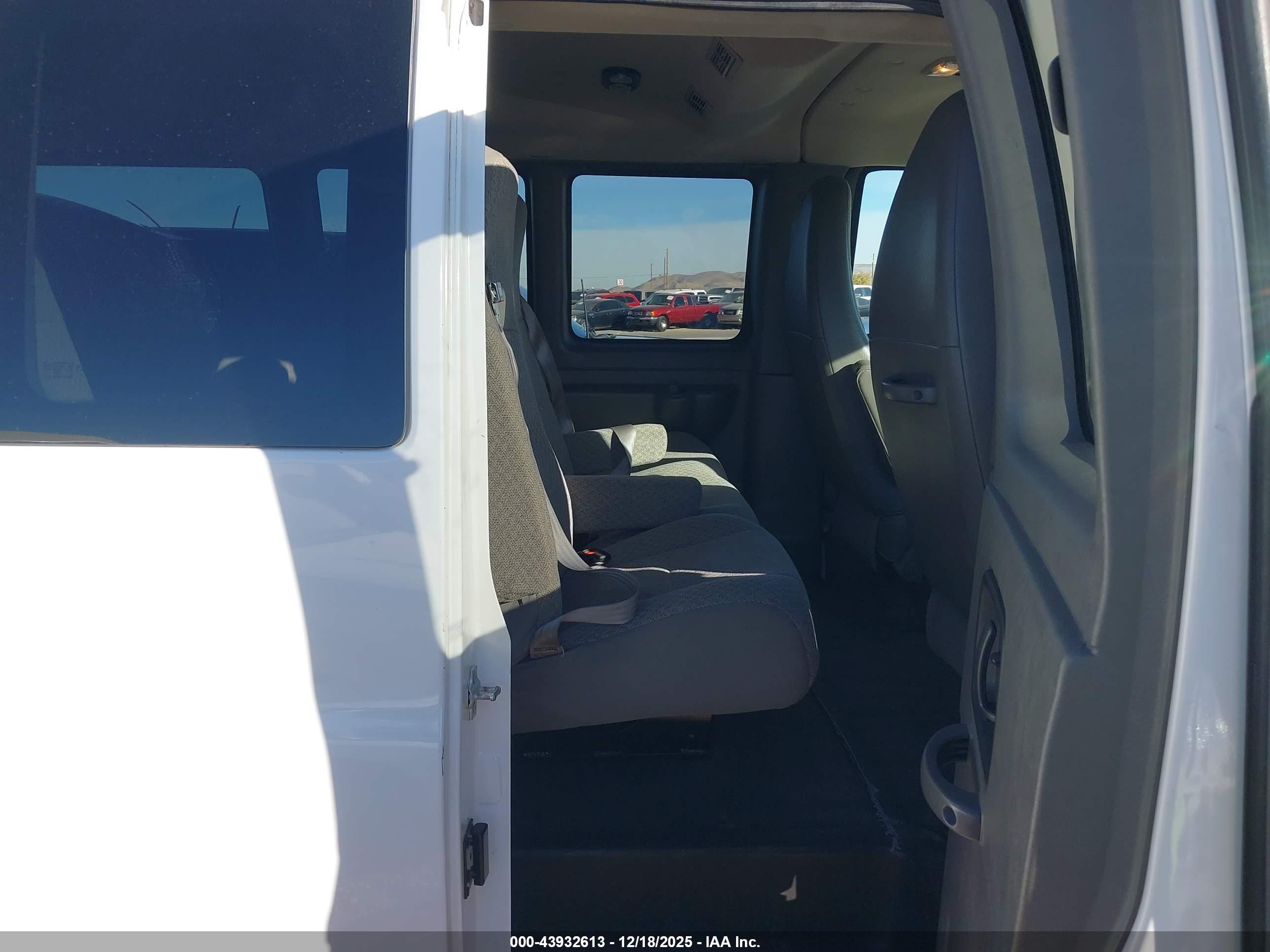 CHEVROLET EXPRESS image 8