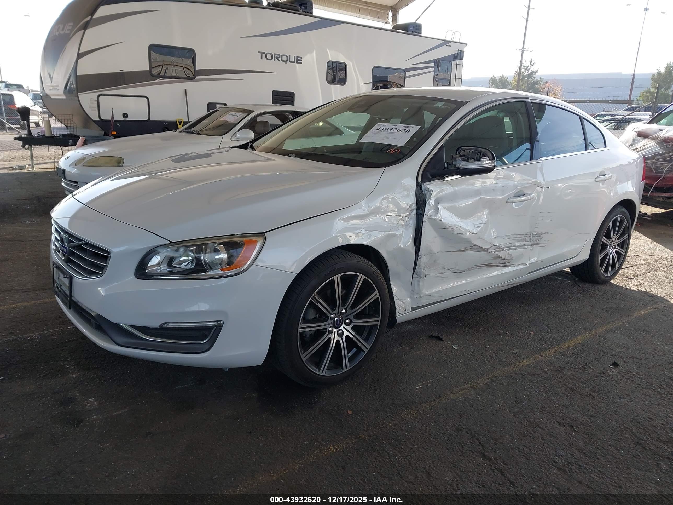 VOLVO S60 image 2
