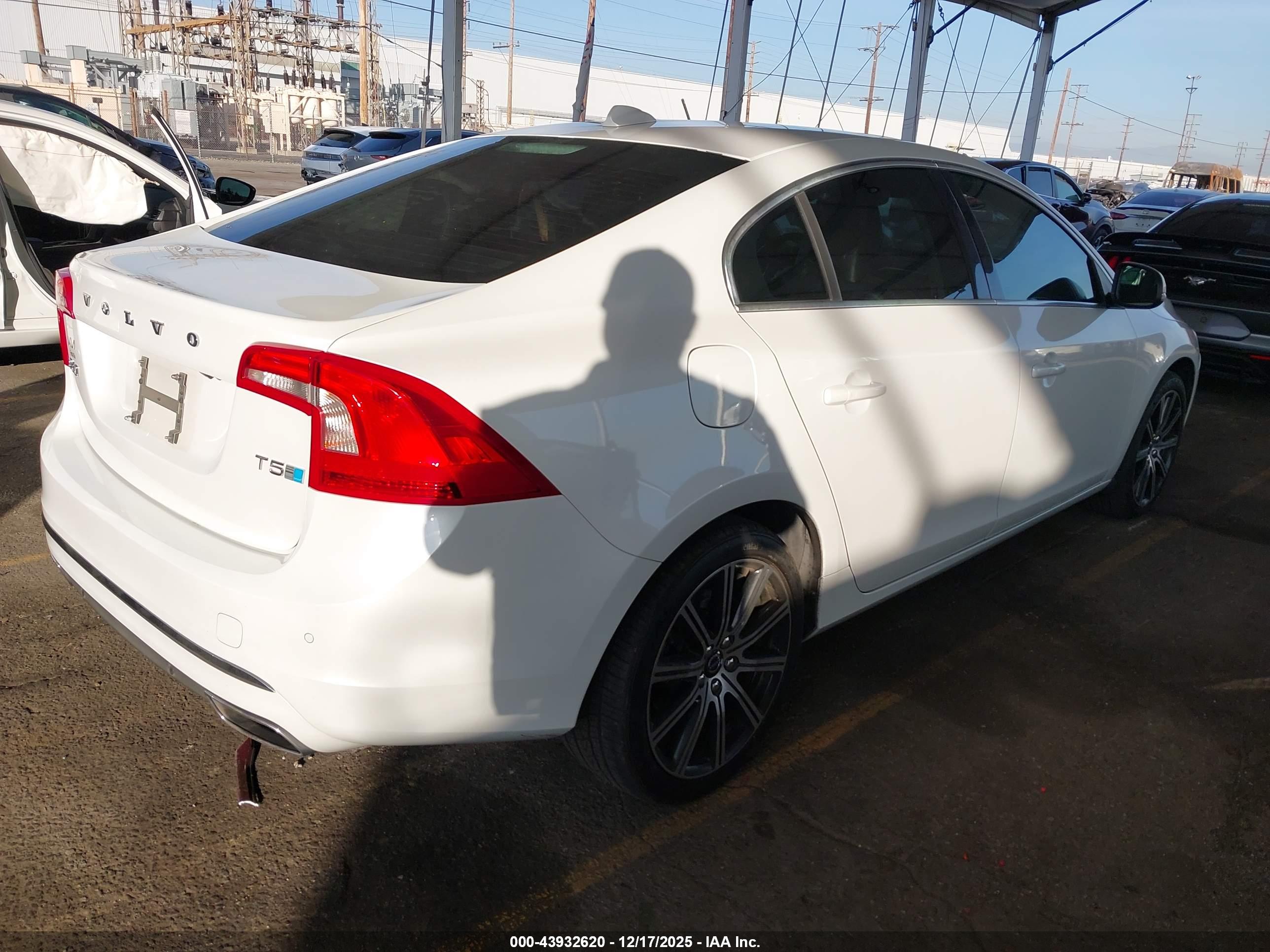 VOLVO S60 image 4