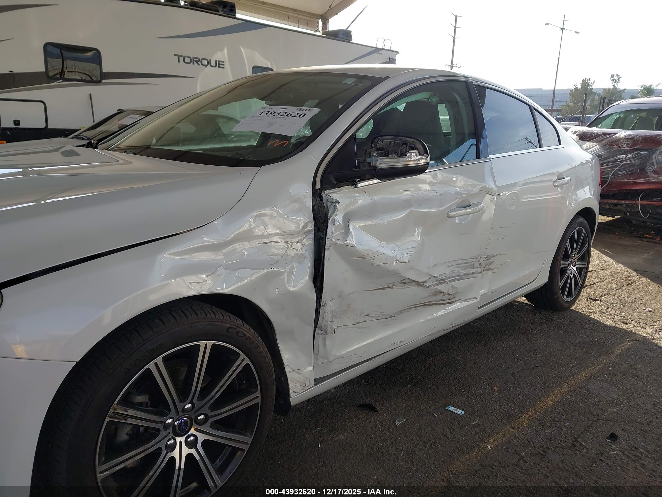 VOLVO S60 image 6