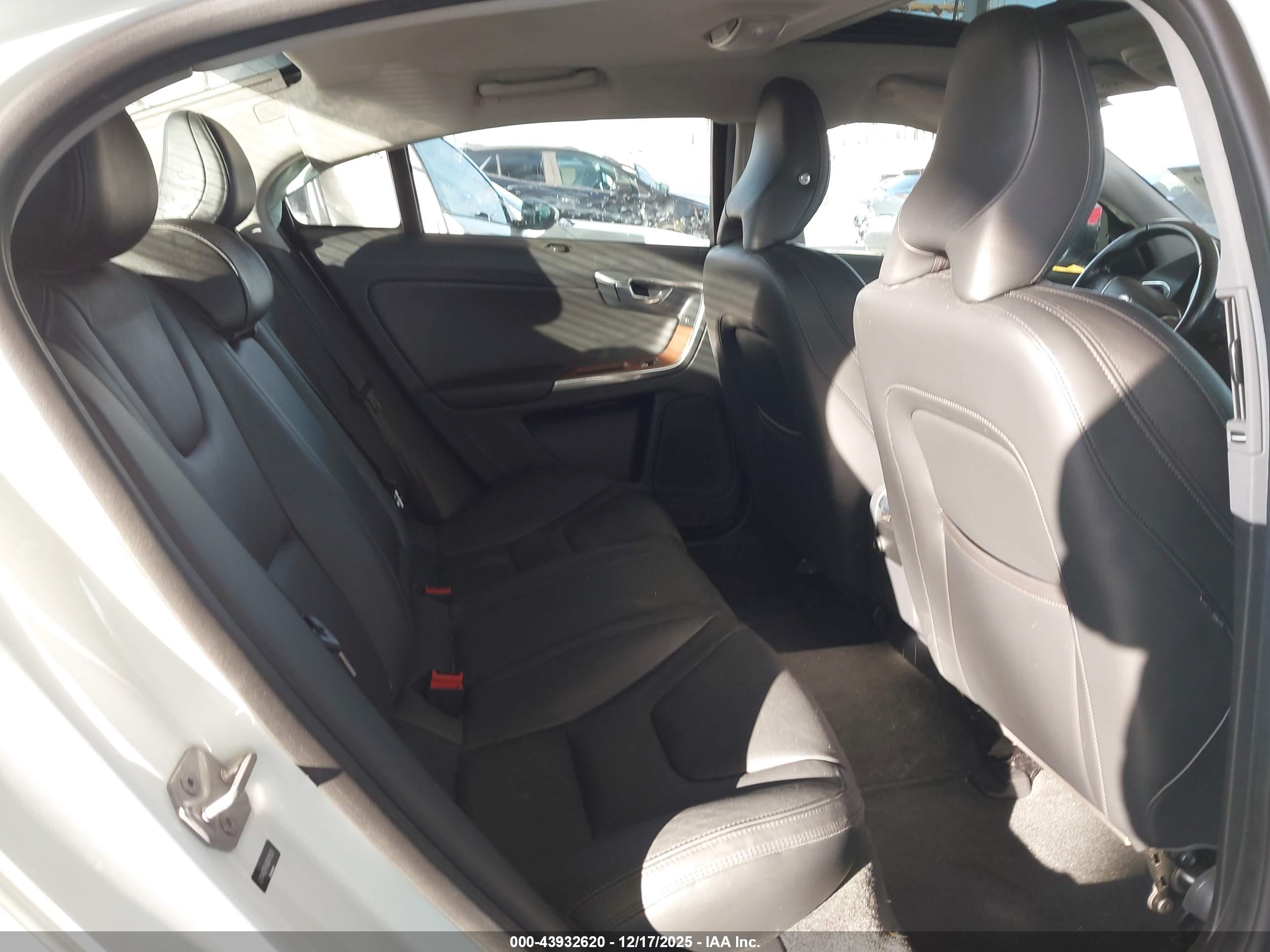 VOLVO S60 image 8