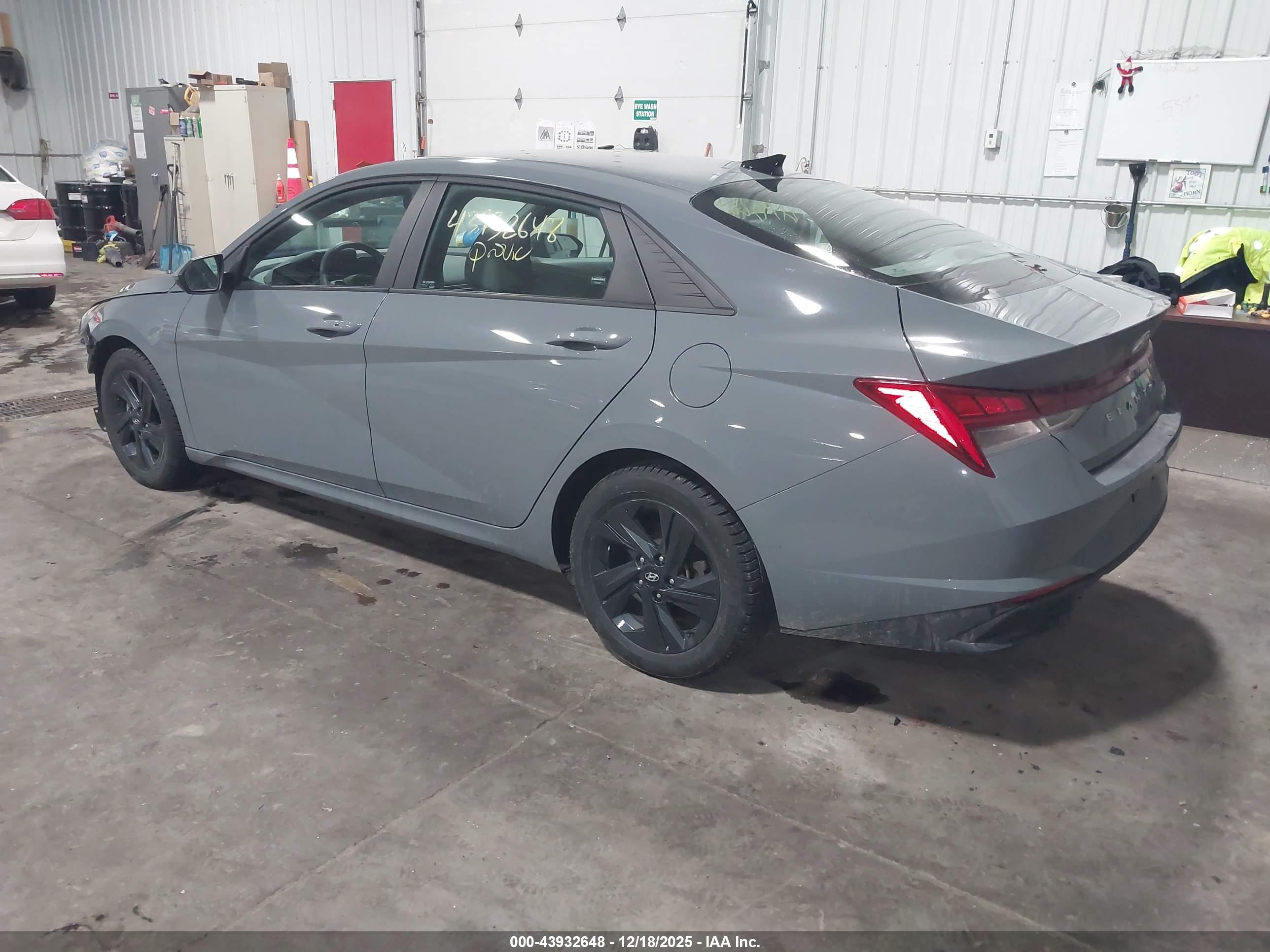 HYUNDAI ELANTRA image 3