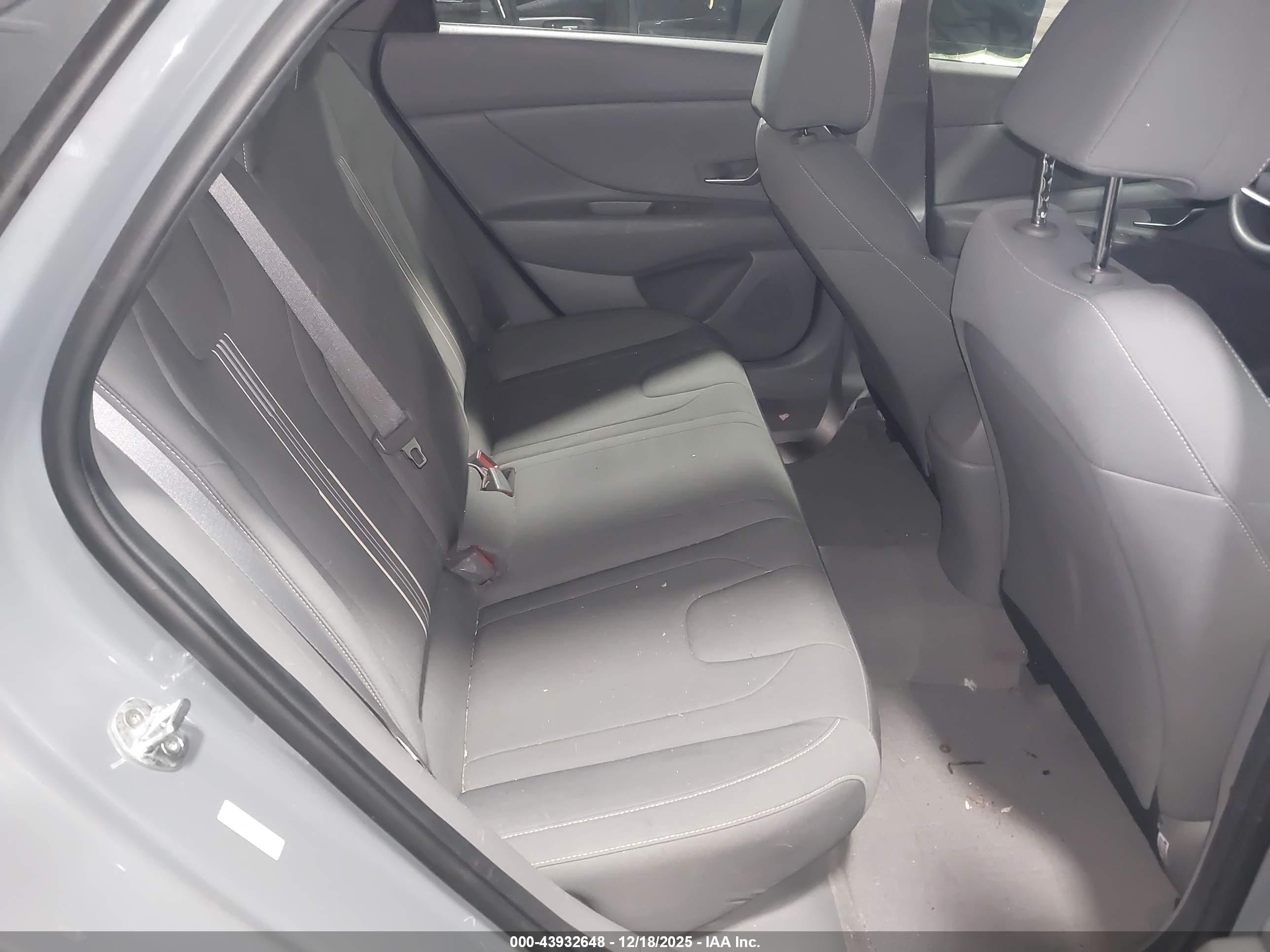 HYUNDAI ELANTRA image 8