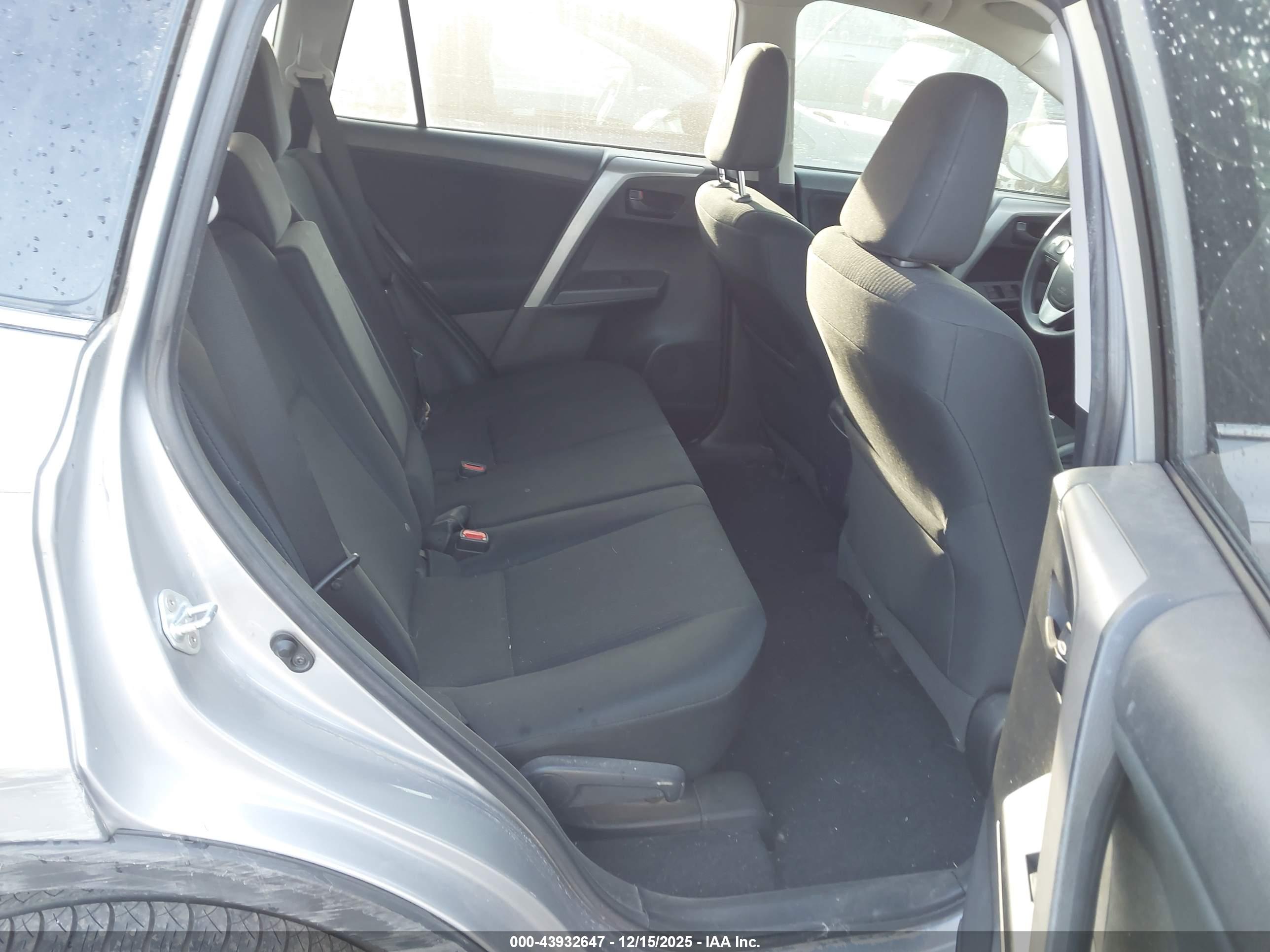 TOYOTA RAV4 image 8