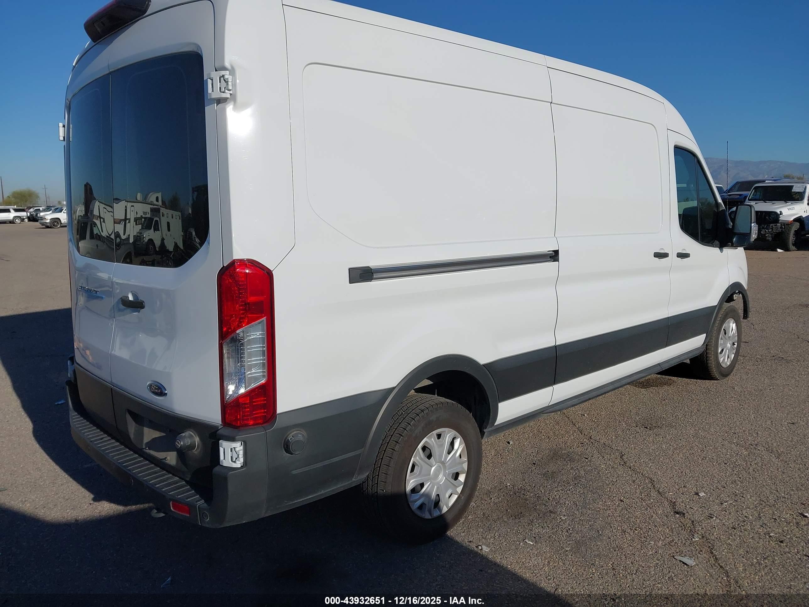 FORD E-TRANSIT-350 image 4