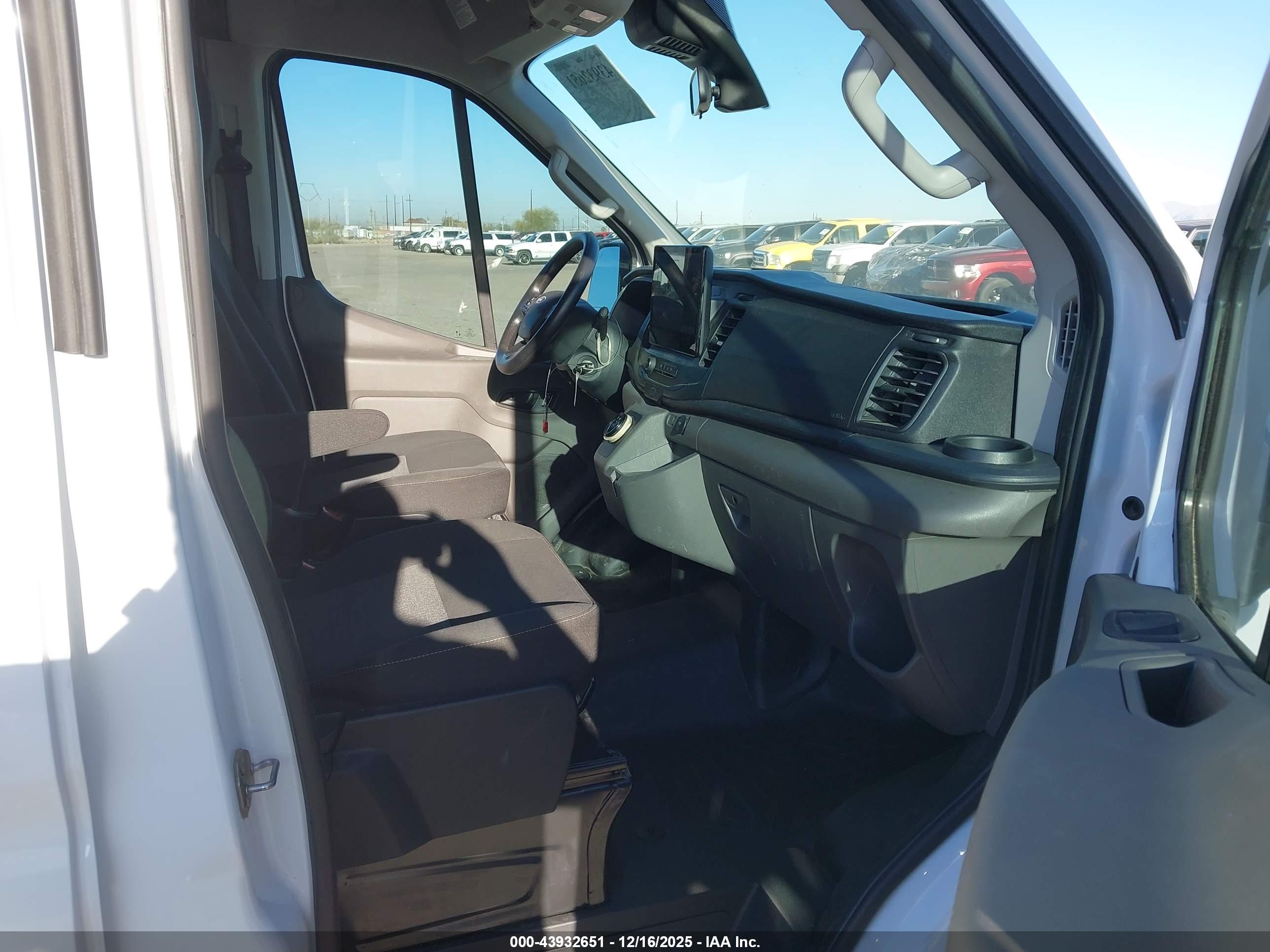 FORD E-TRANSIT-350 image 5