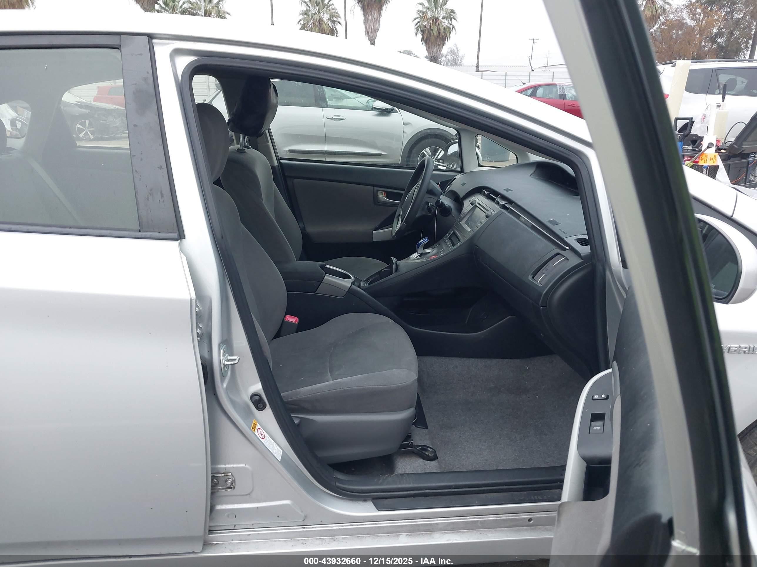 TOYOTA PRIUS image 5