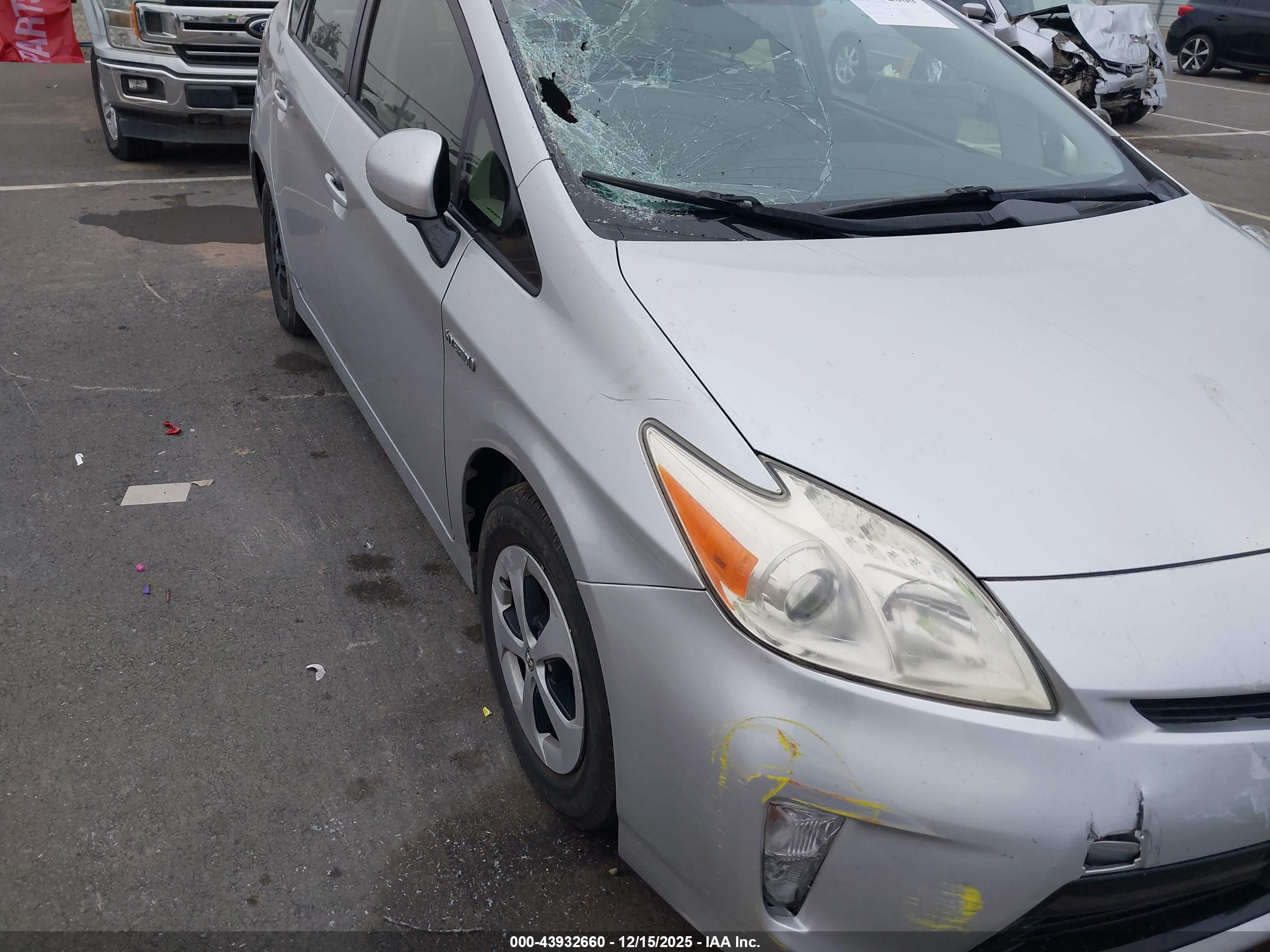 TOYOTA PRIUS image 6