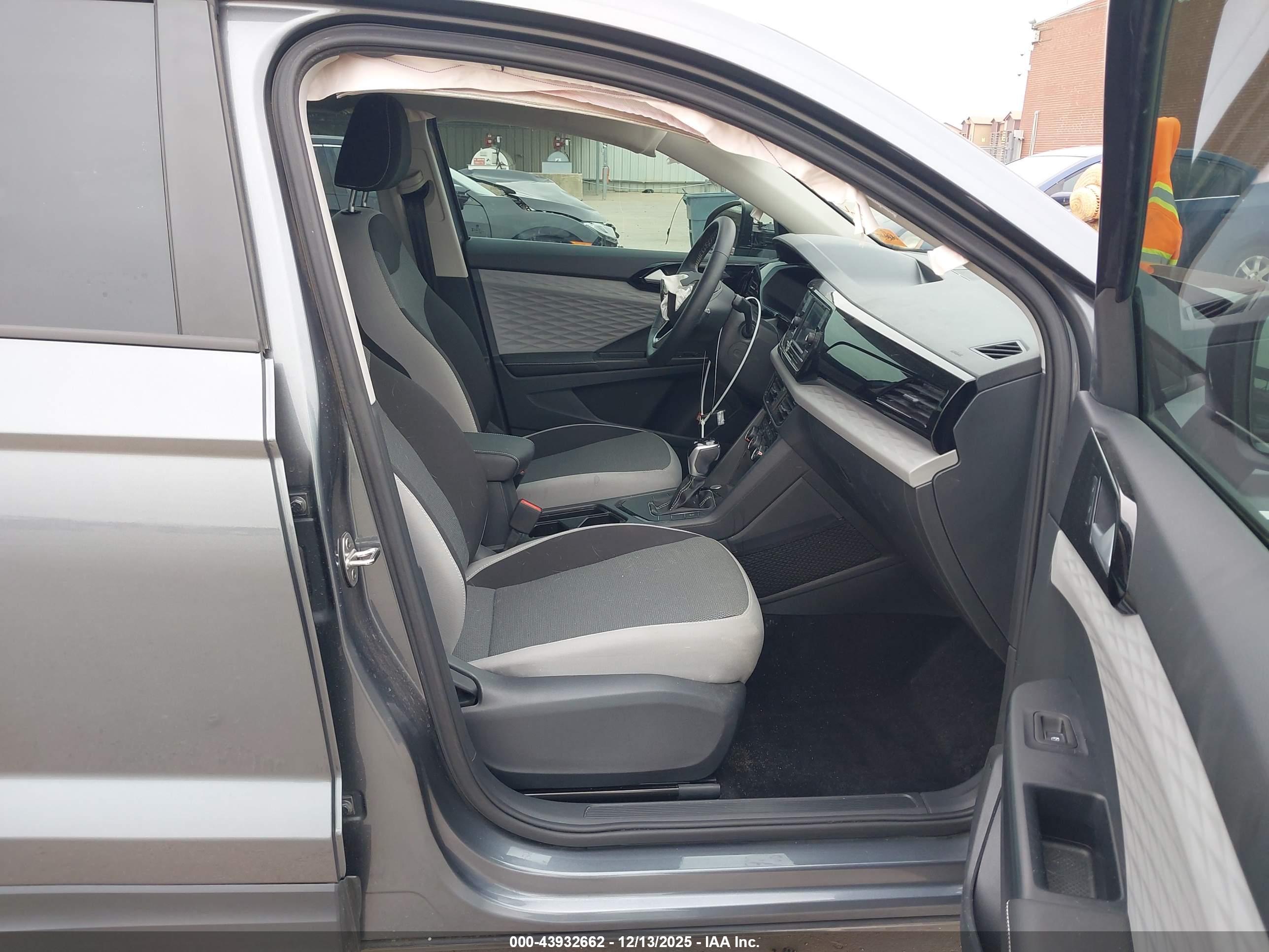VOLKSWAGEN TAOS image 5