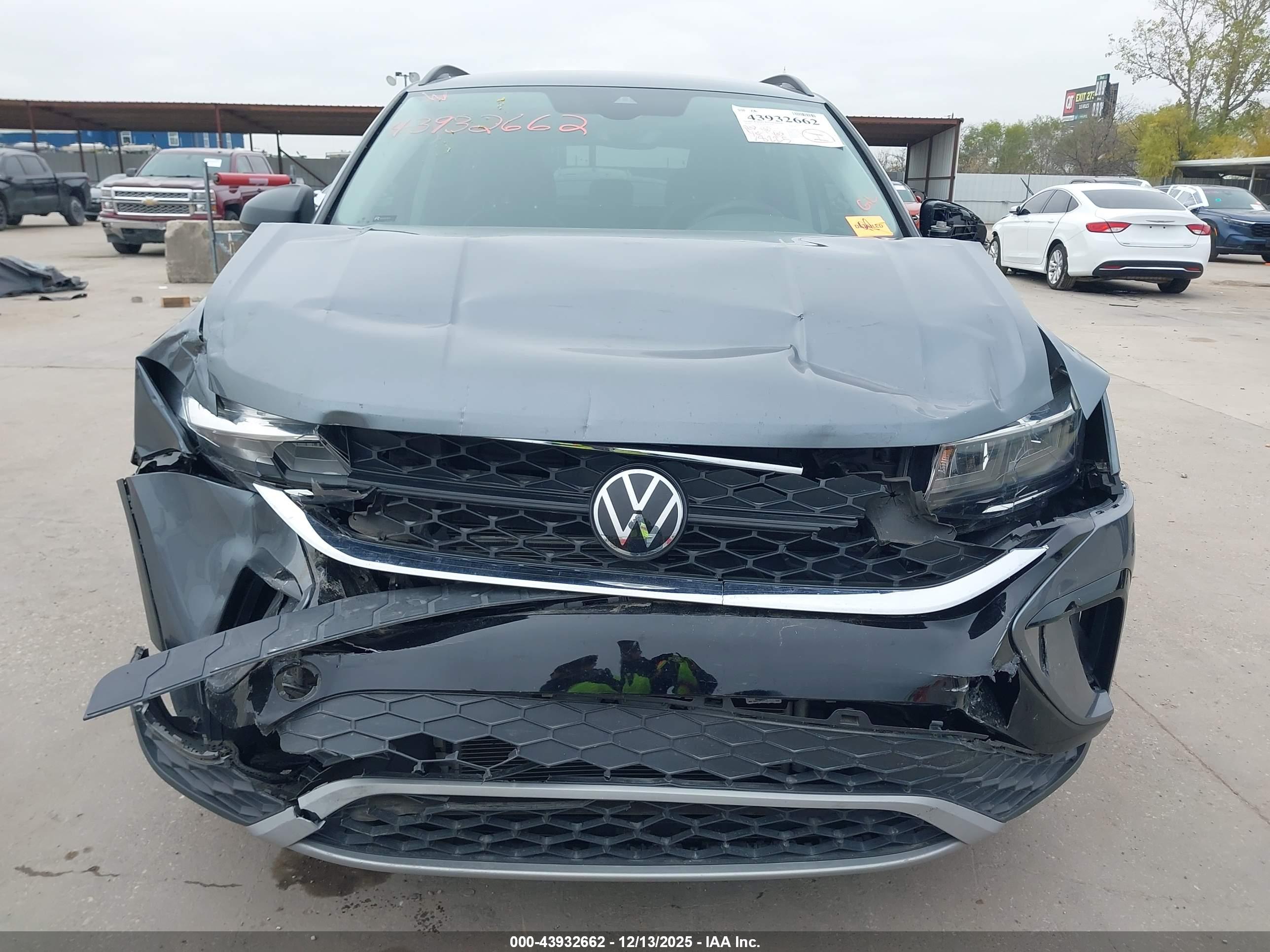 VOLKSWAGEN TAOS image 6