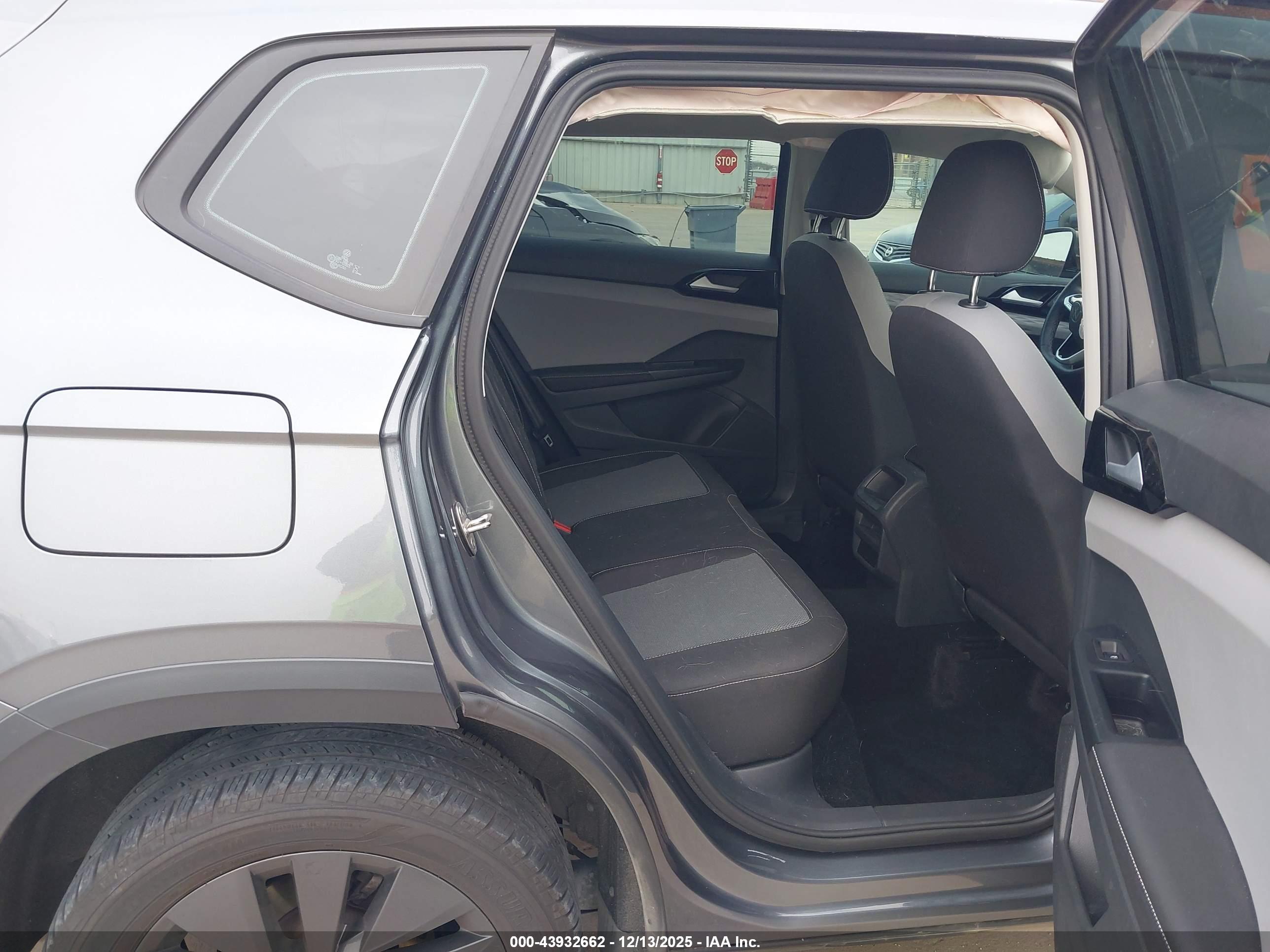 VOLKSWAGEN TAOS image 8