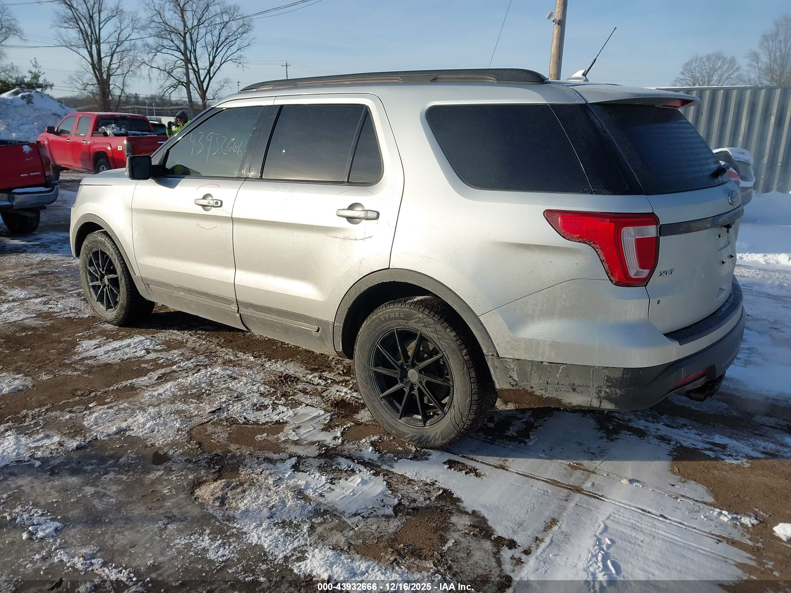 FORD EXPLORER image 3