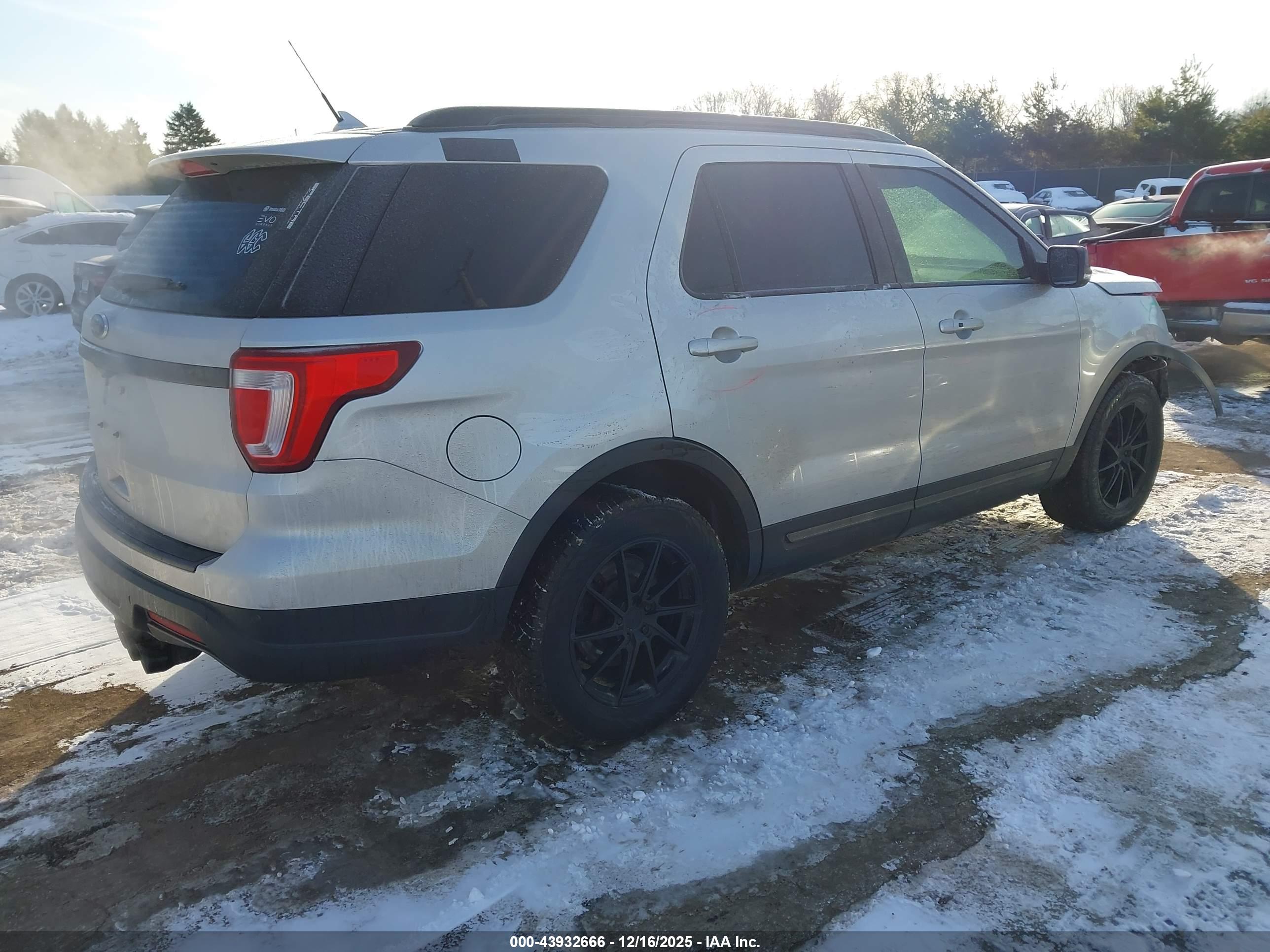 FORD EXPLORER image 4