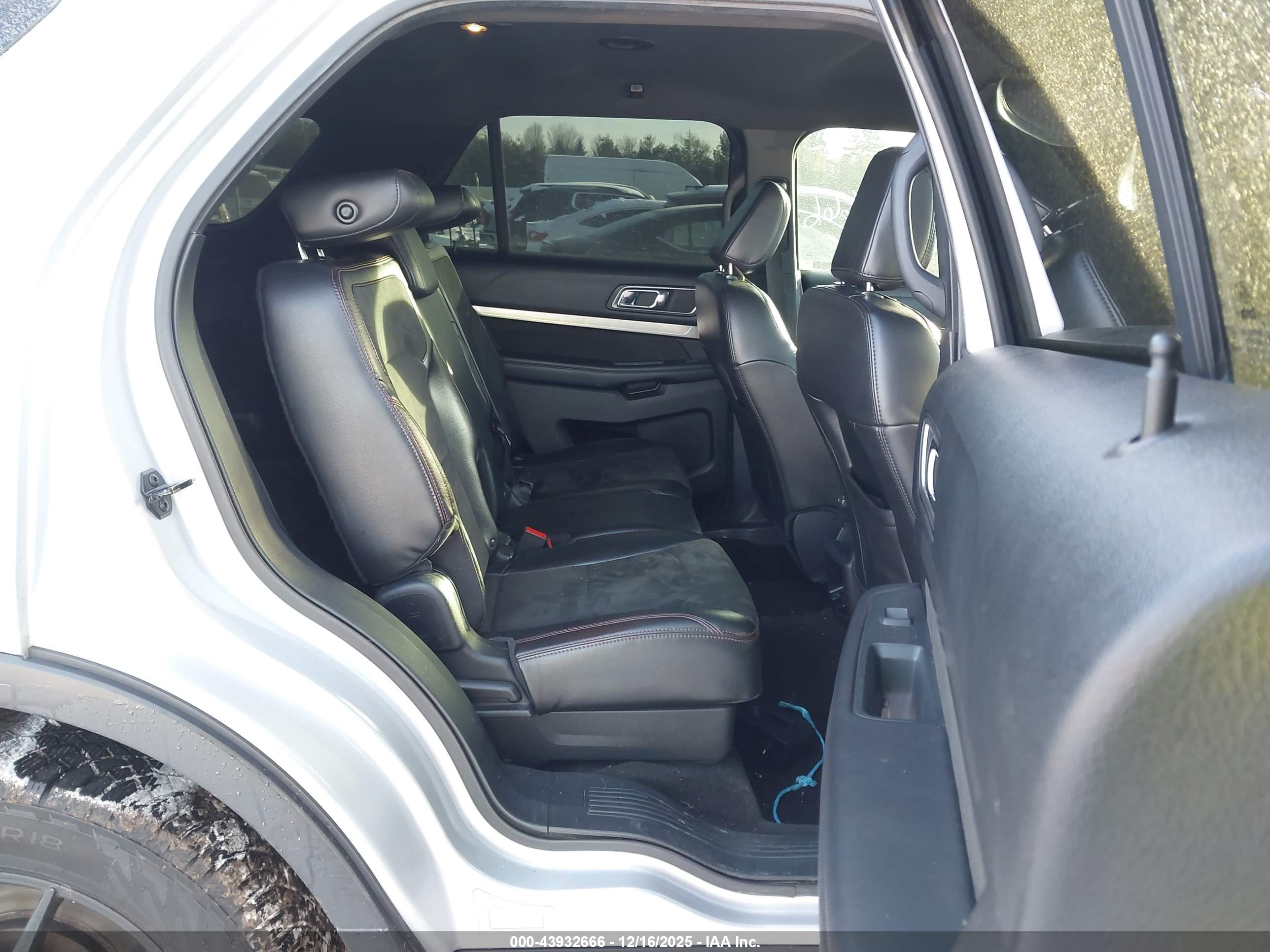 FORD EXPLORER image 8