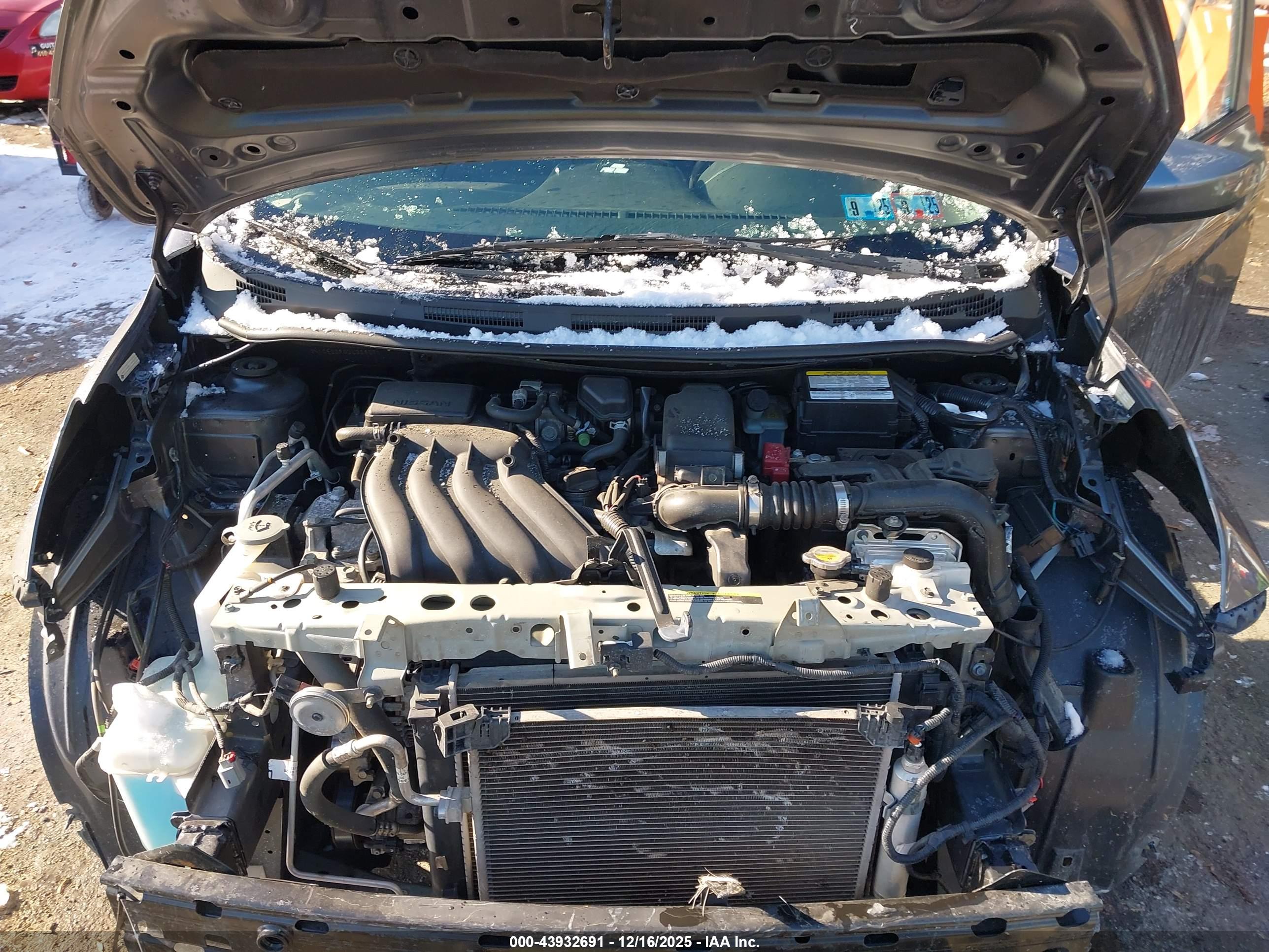NISSAN VERSA image 10
