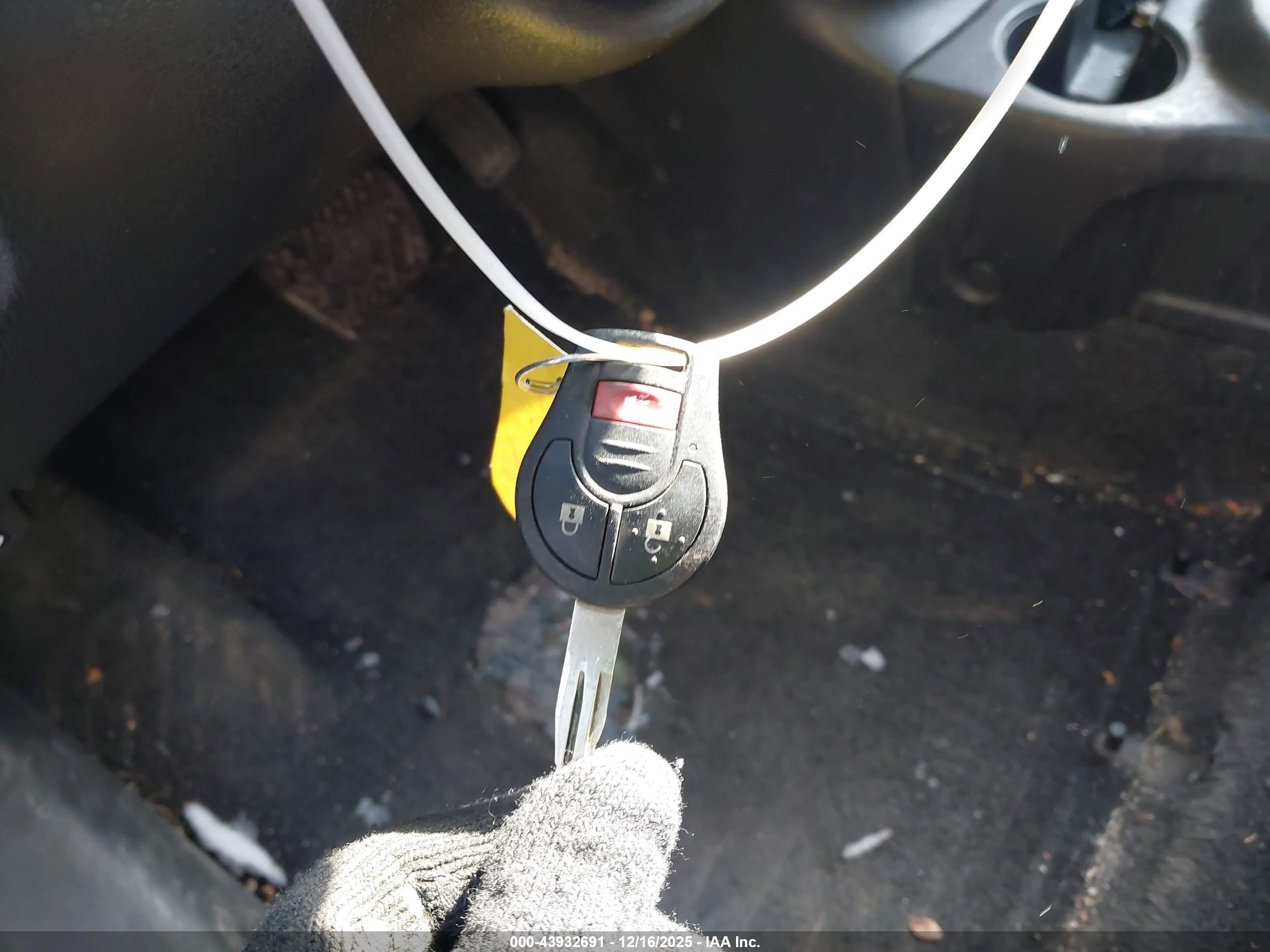 NISSAN VERSA image 11