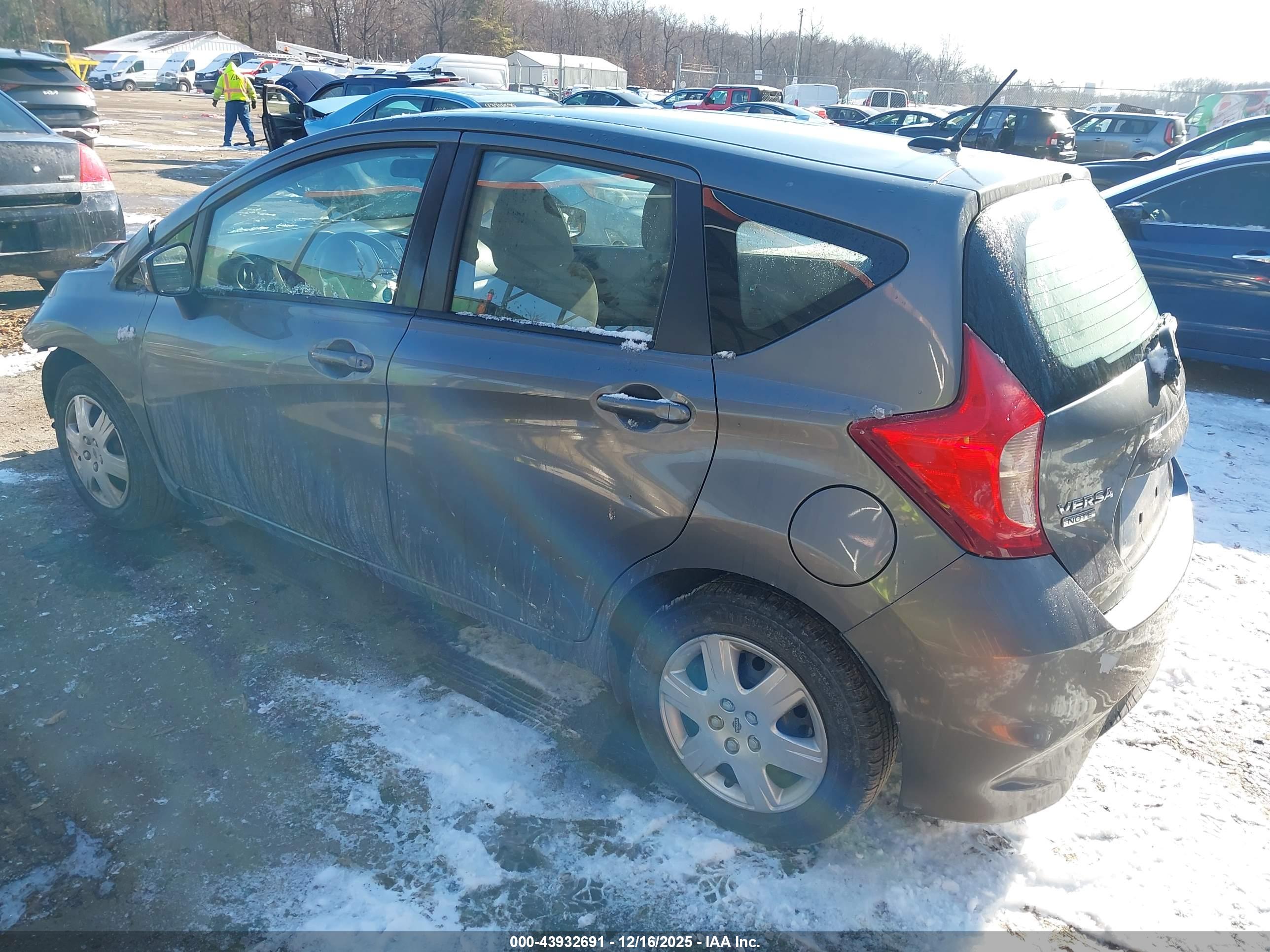 NISSAN VERSA image 3