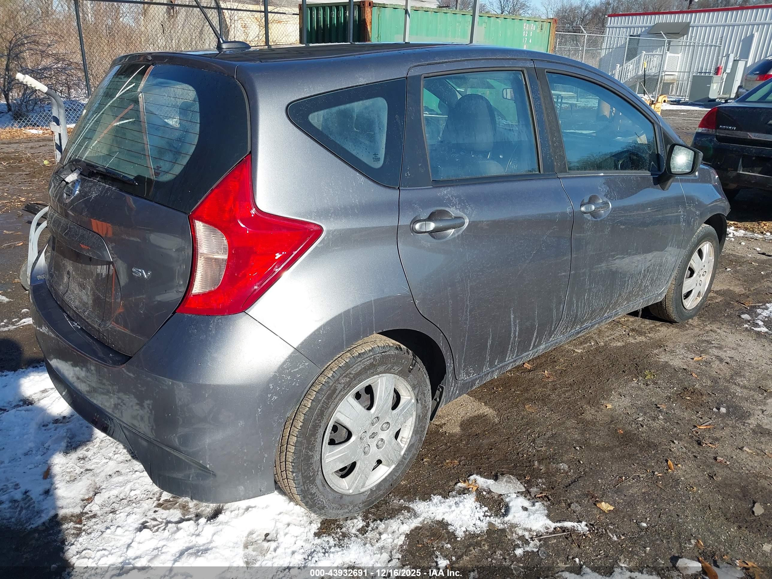 NISSAN VERSA image 4