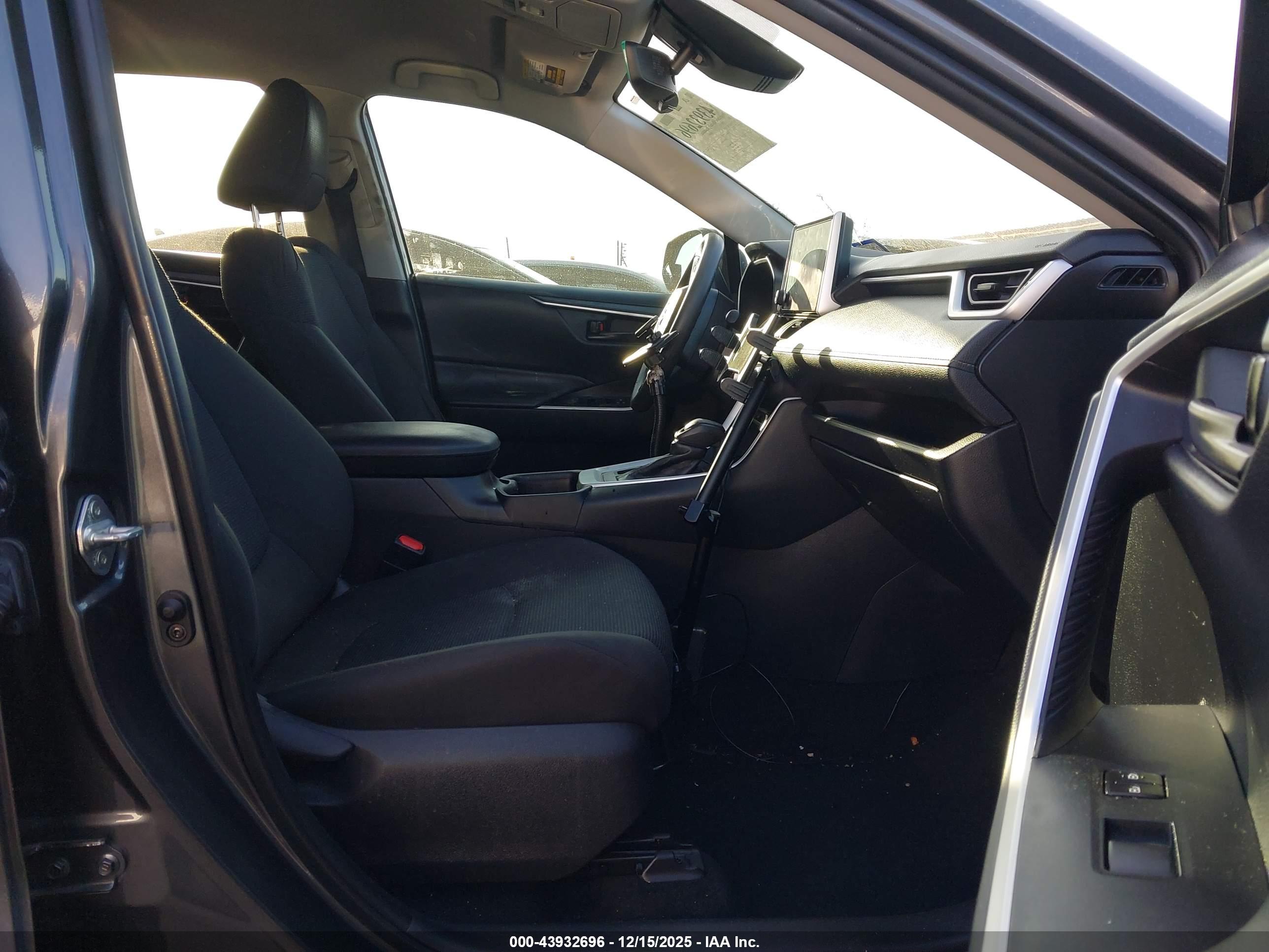 TOYOTA RAV4 image 5