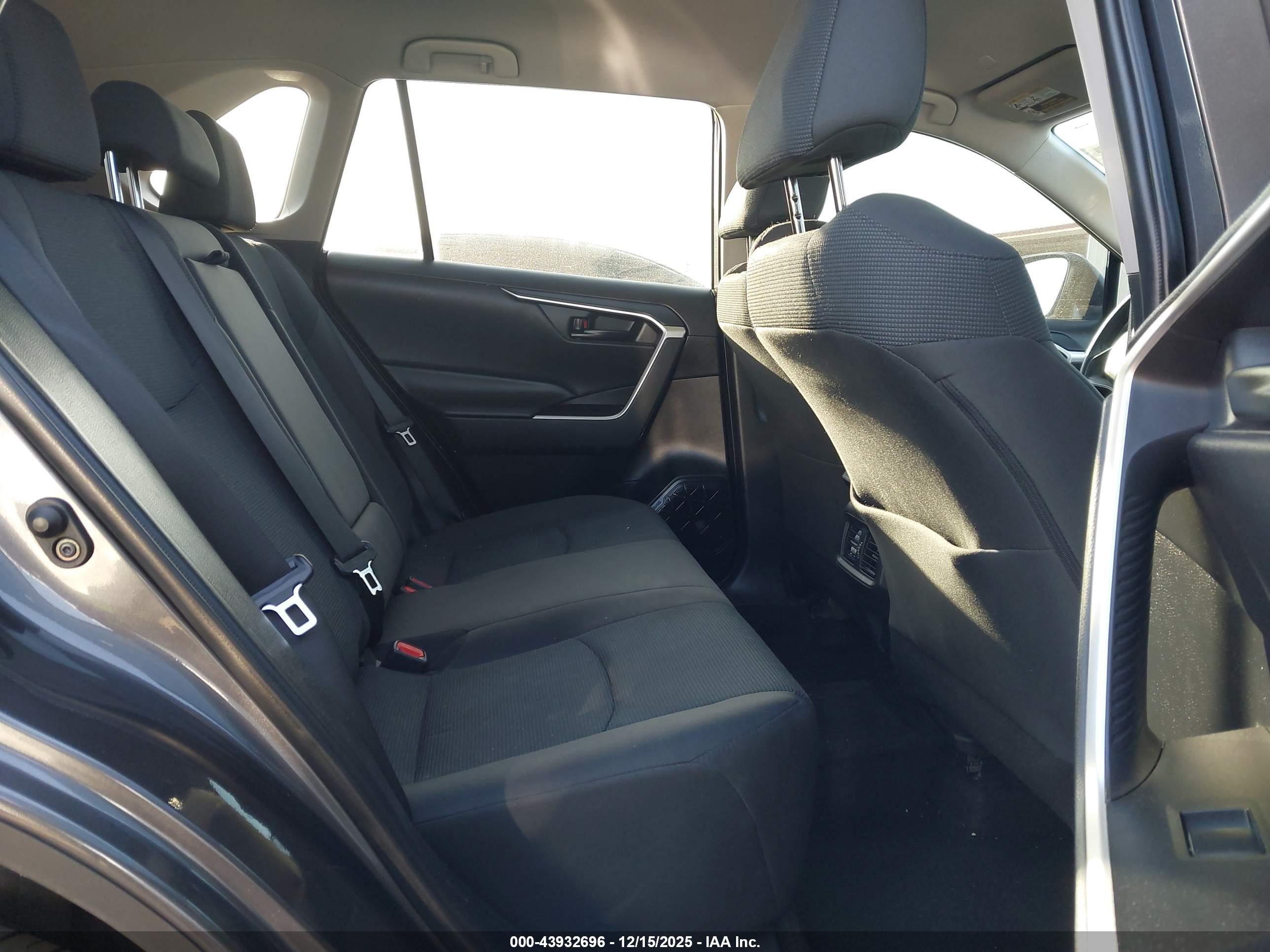 TOYOTA RAV4 image 8