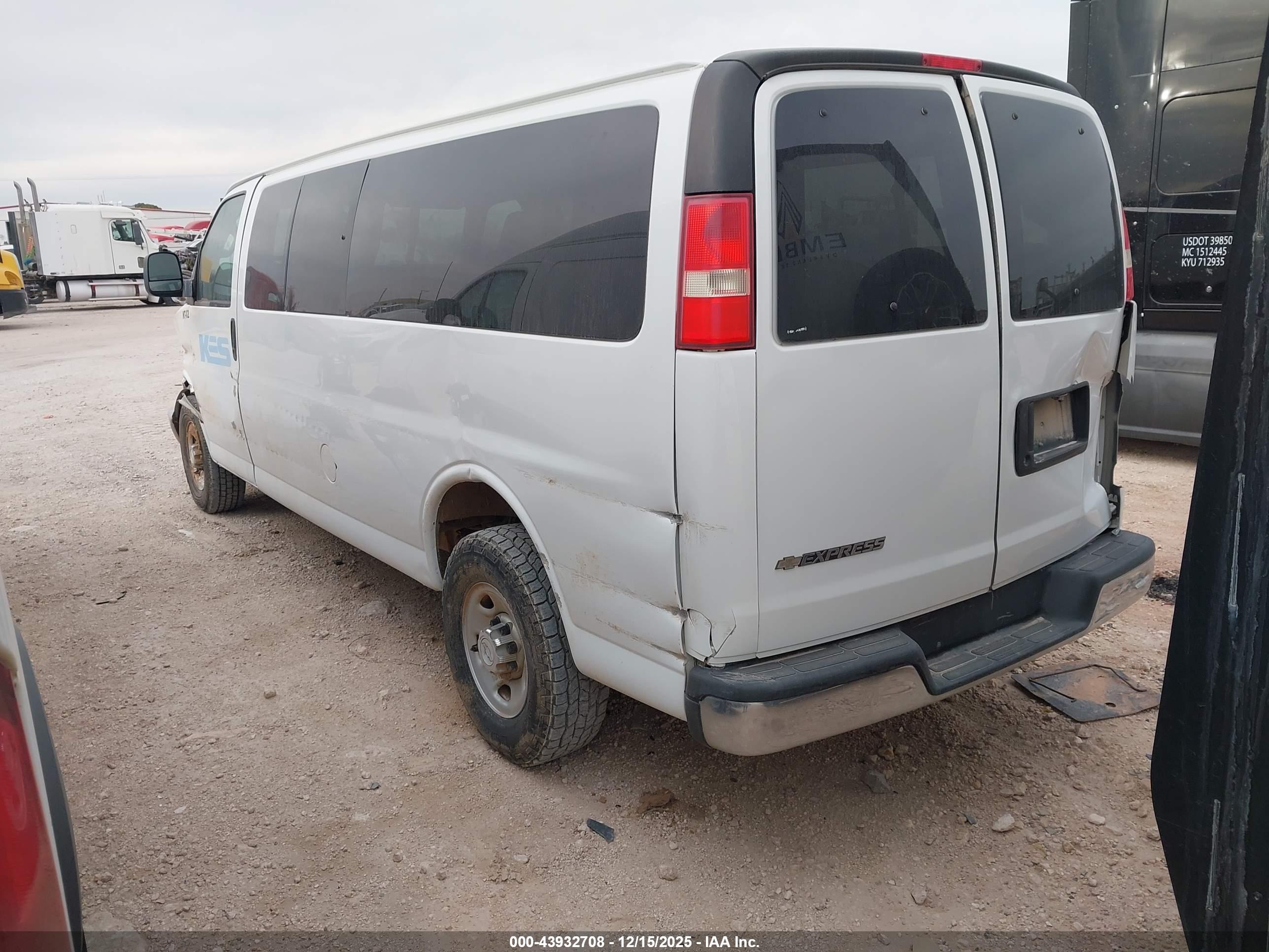 CHEVROLET EXPRESS image 3