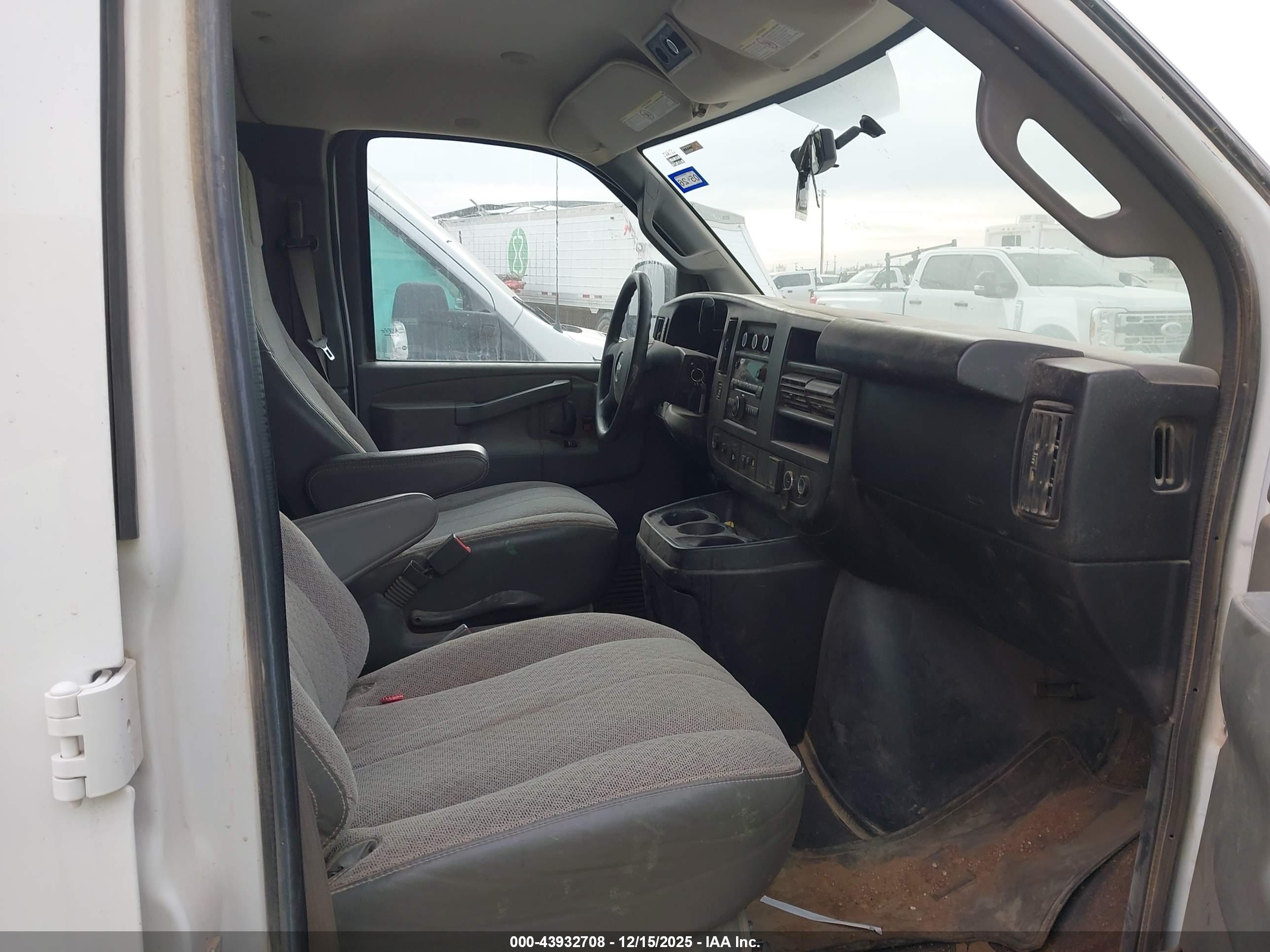 CHEVROLET EXPRESS image 5