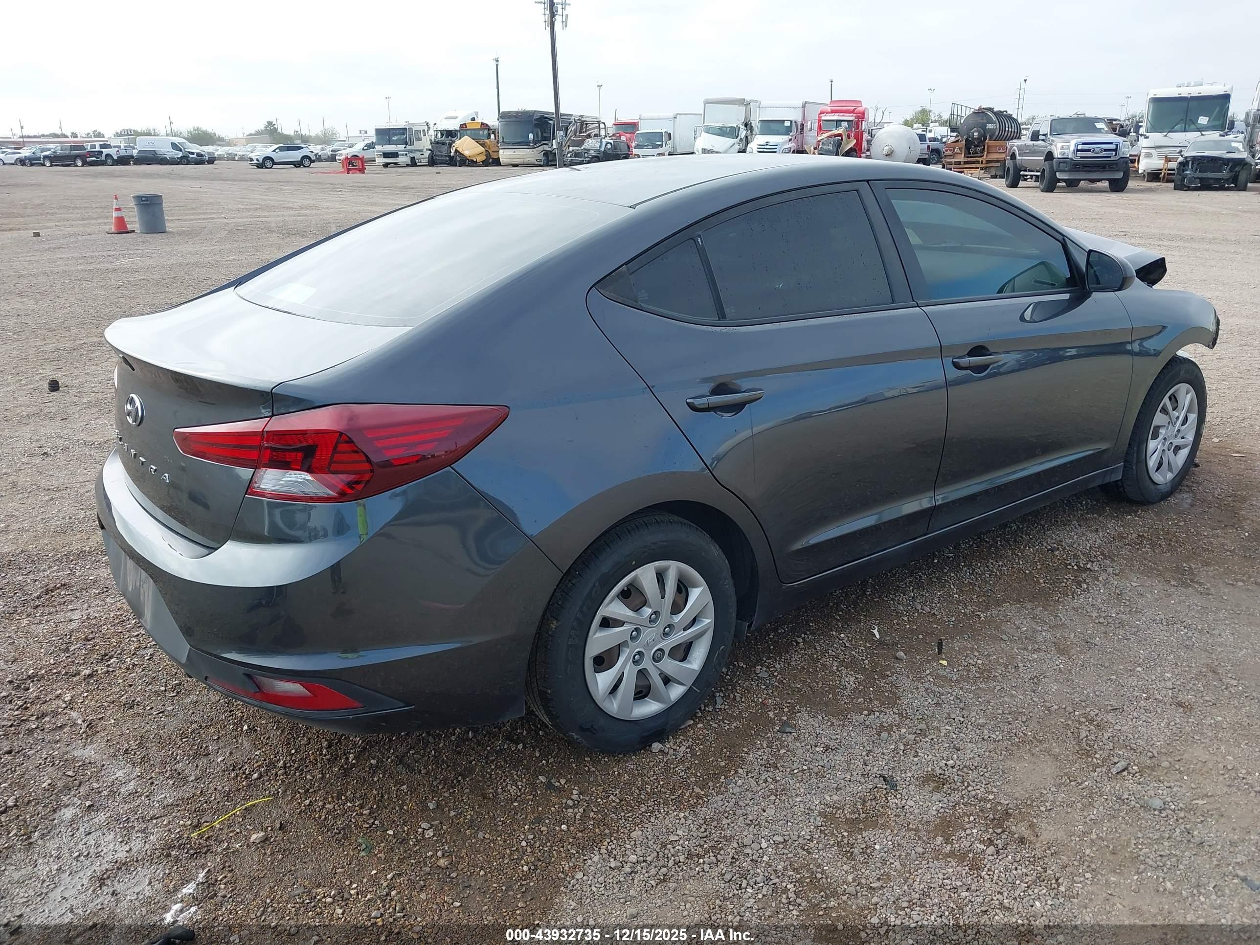 HYUNDAI ELANTRA image 4