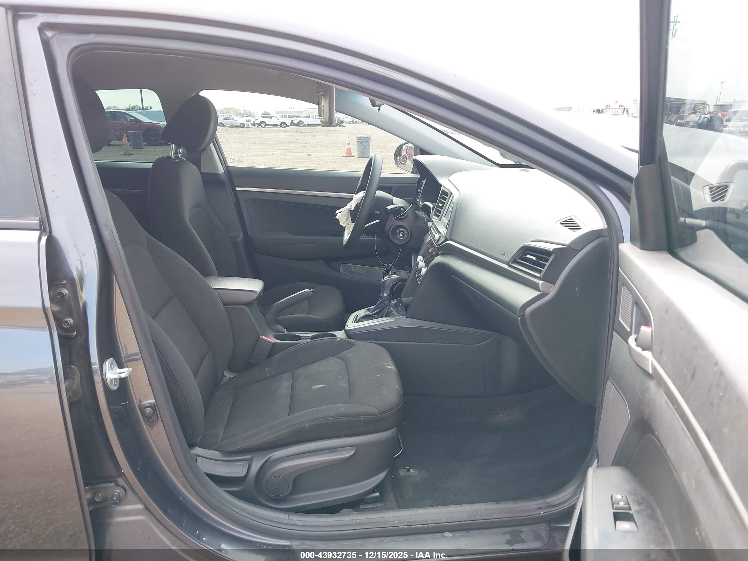 HYUNDAI ELANTRA image 5