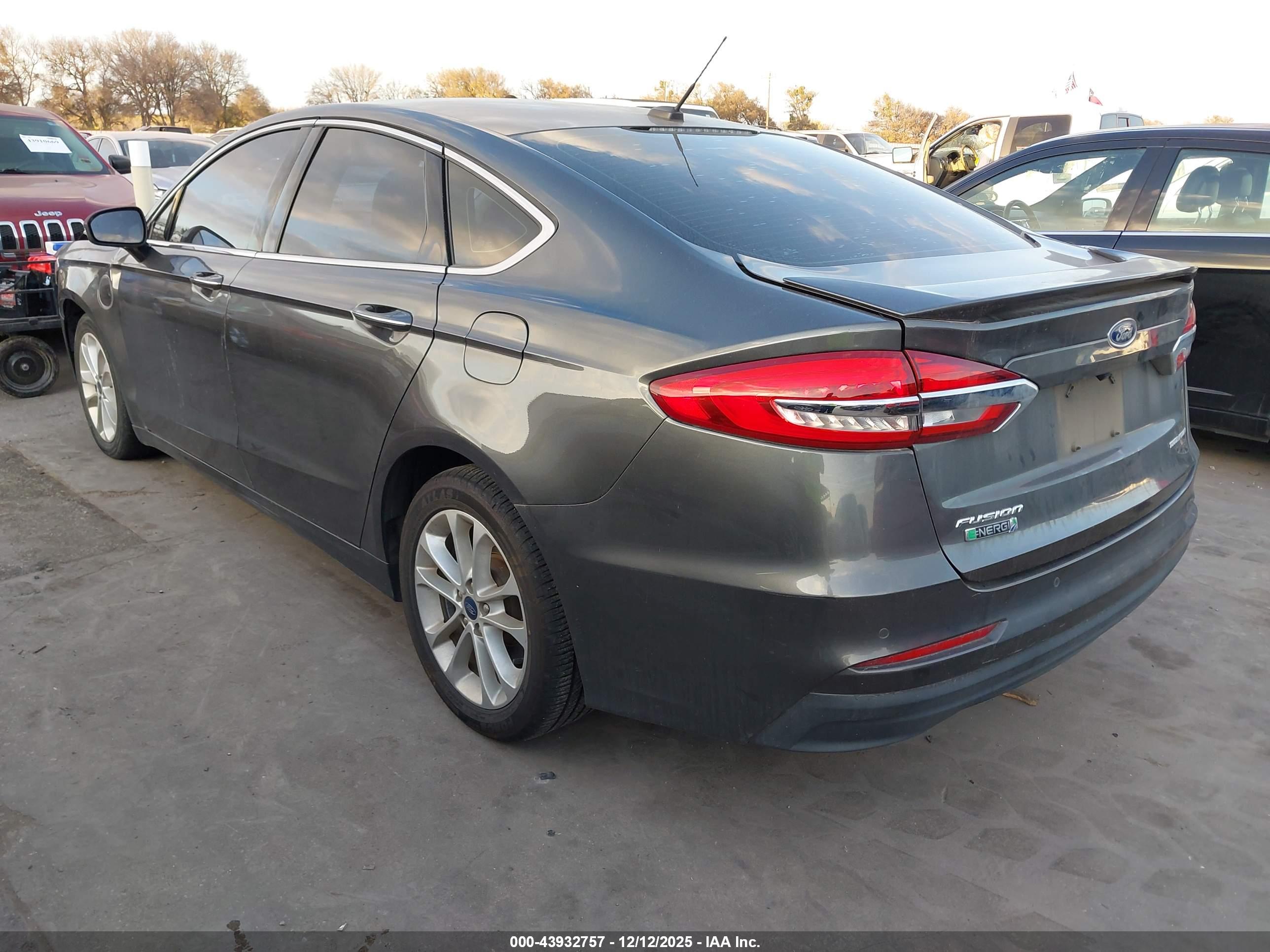 FORD FUSION image 3