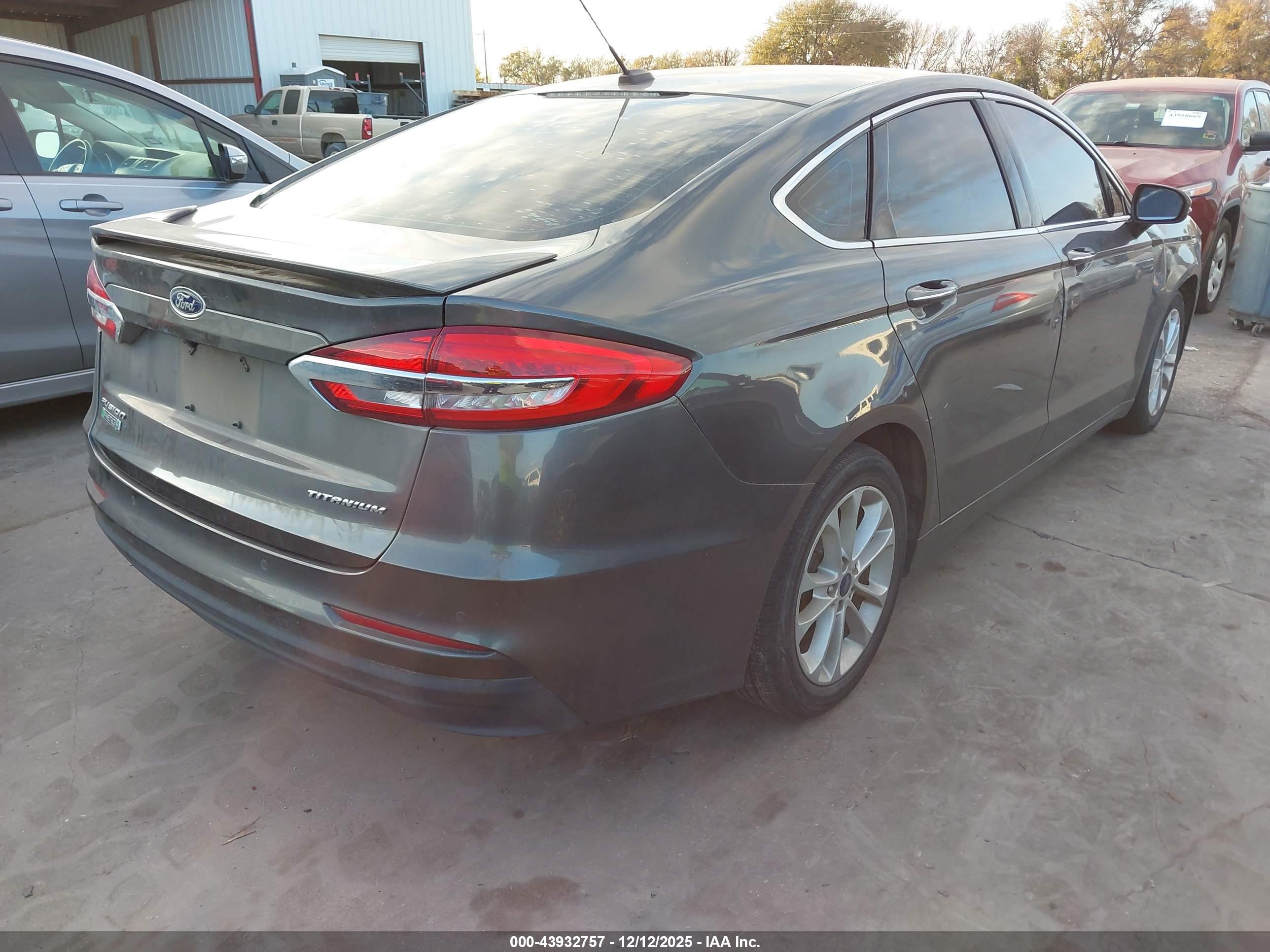 FORD FUSION image 4