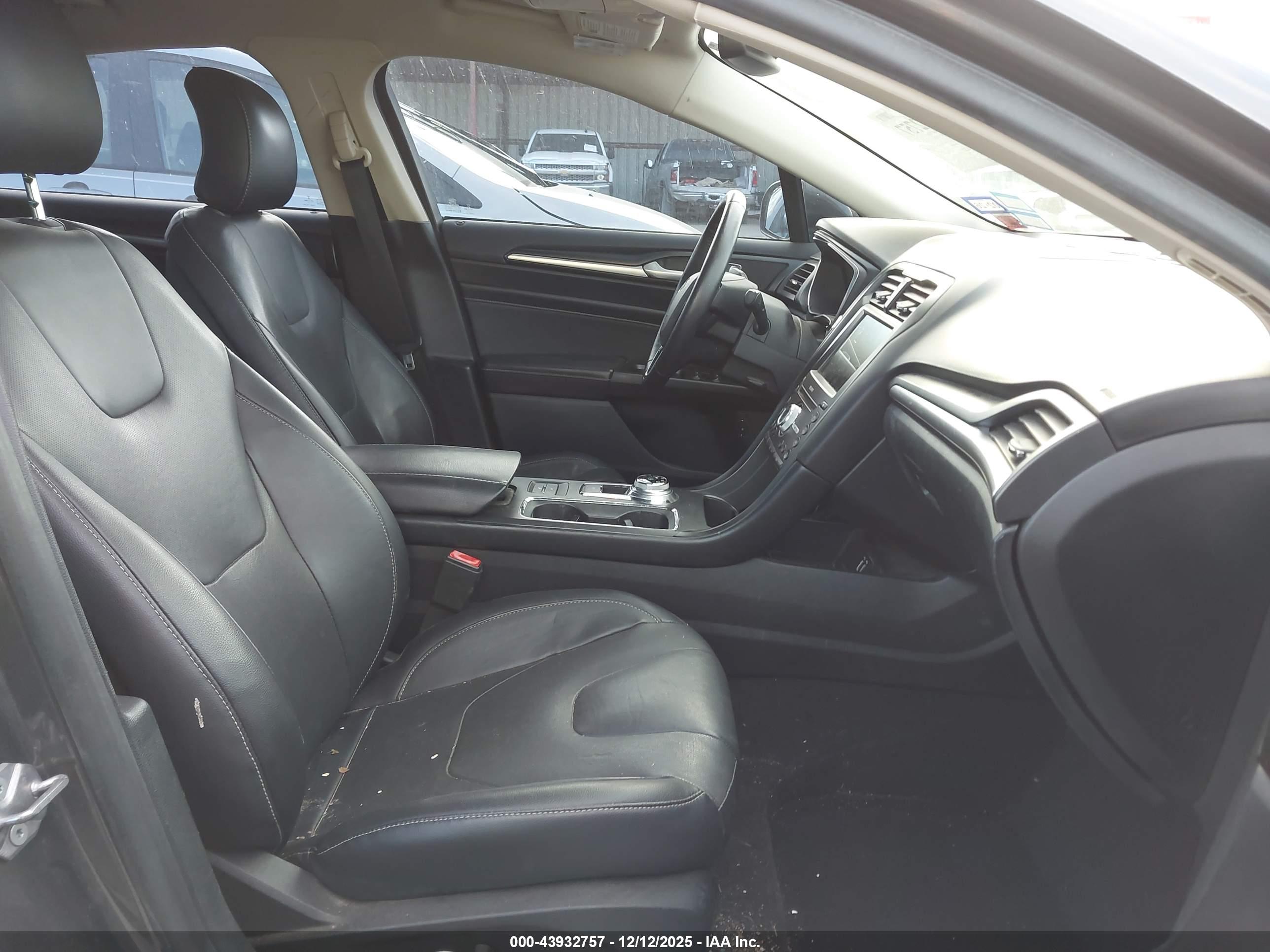 FORD FUSION image 5