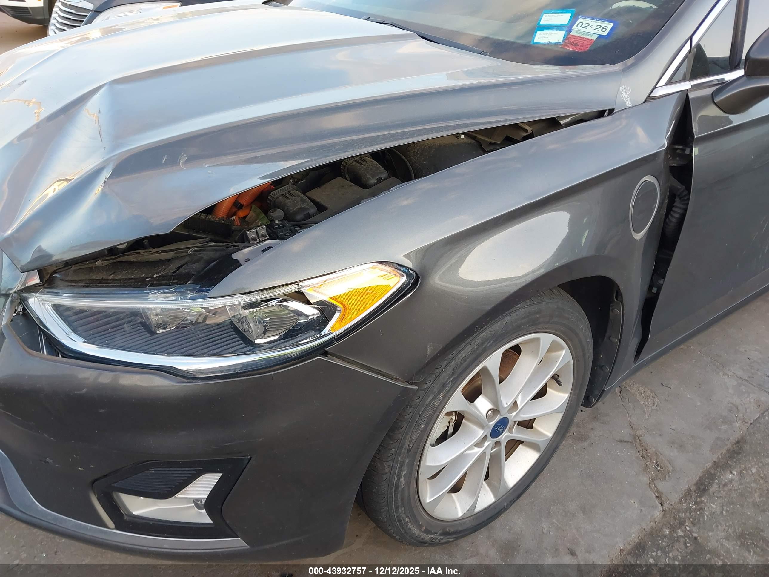 FORD FUSION image 6
