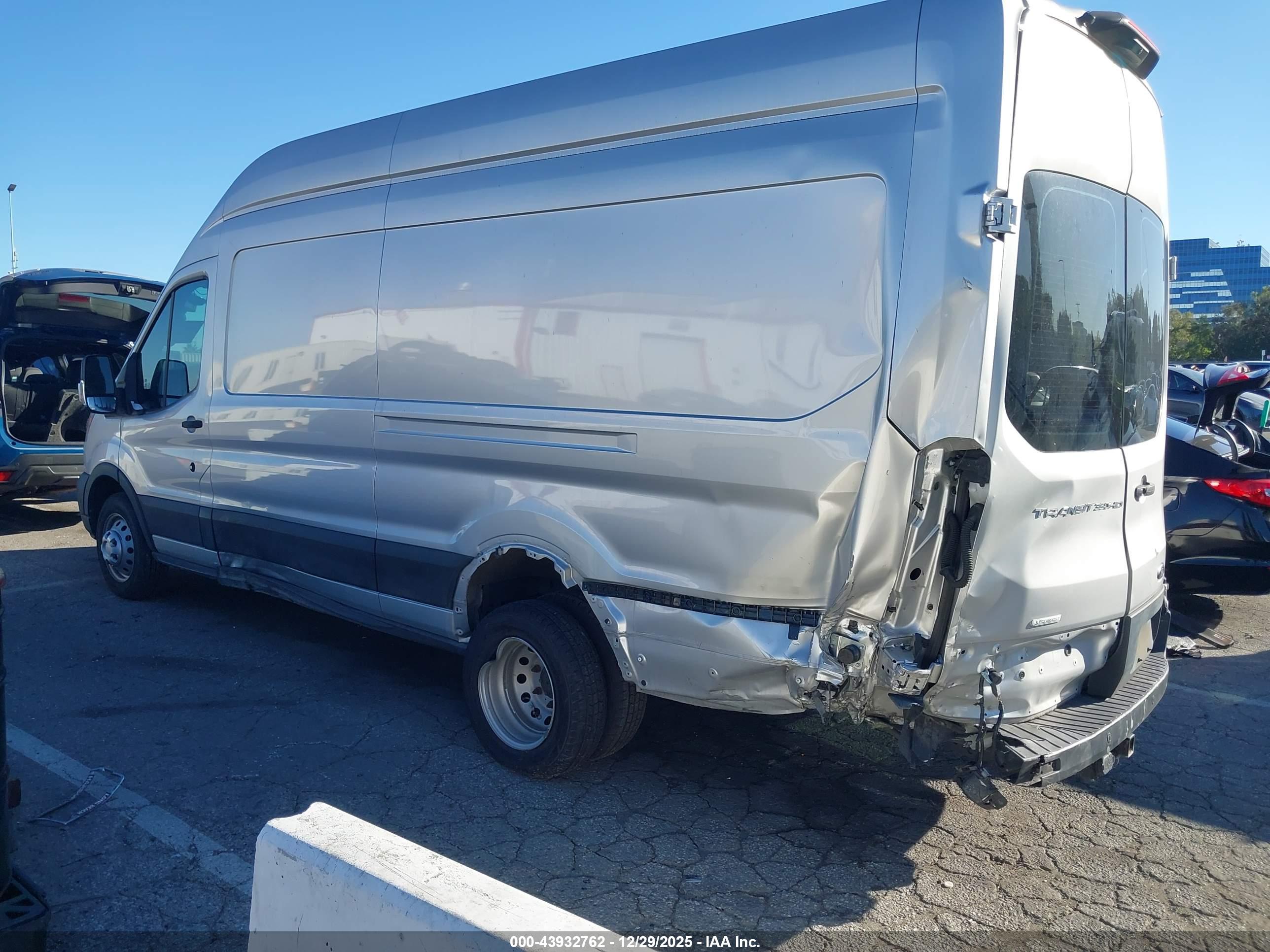 FORD TRANSIT-350 image 3