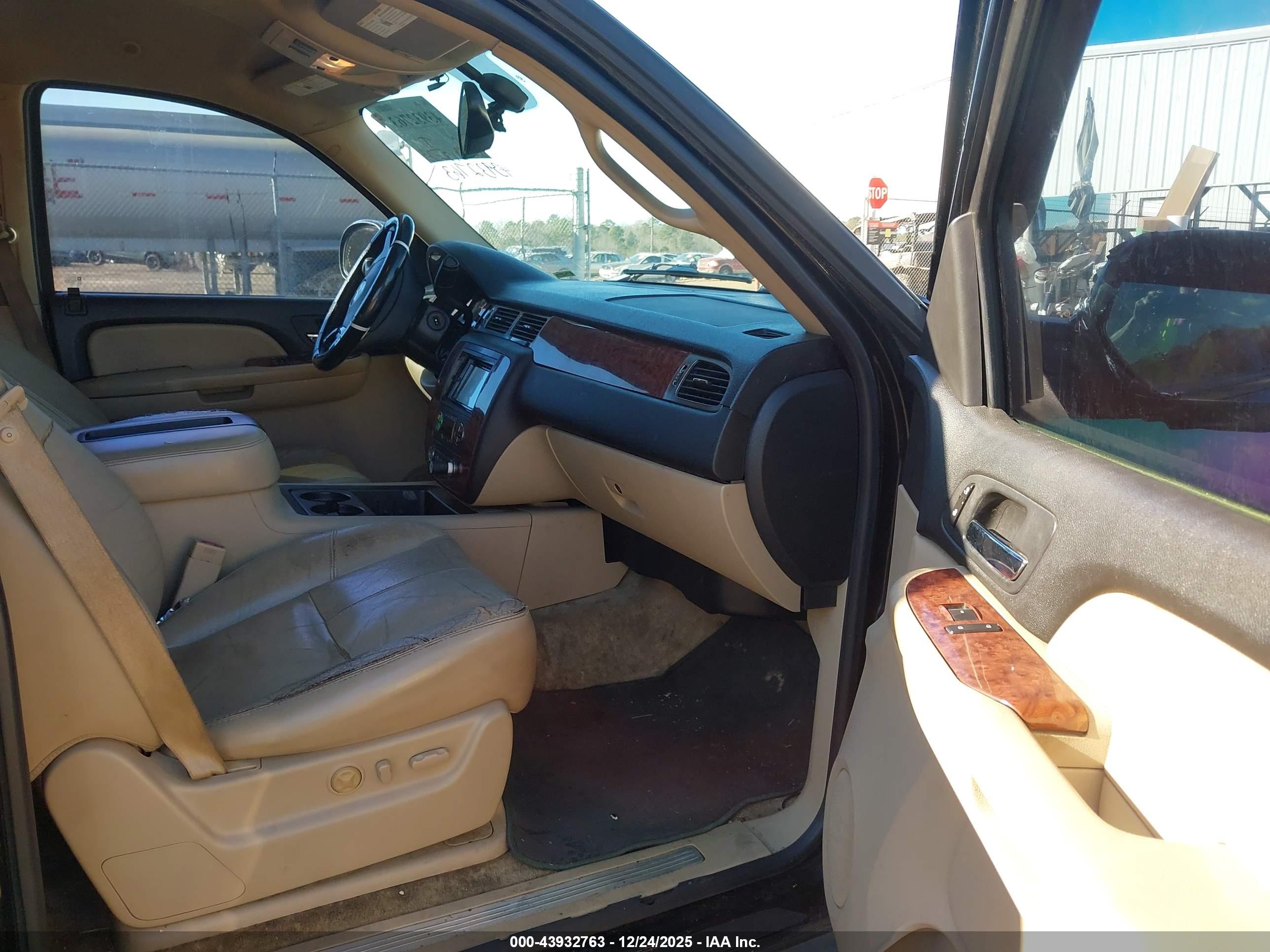 CHEVROLET TAHOE image 5